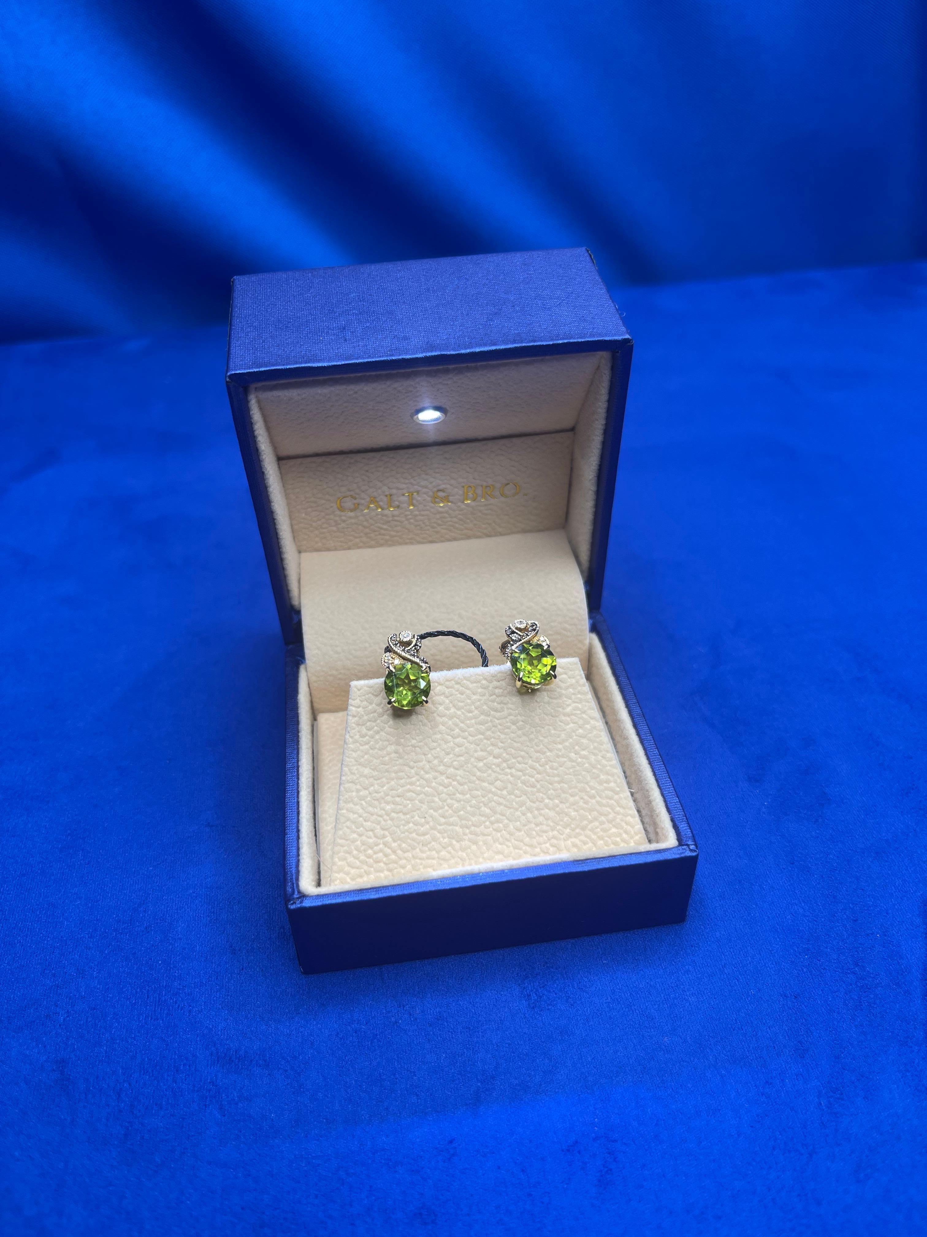 Moderne Boucles d'oreilles huggies en or jaune 14 carats avec péridot vert rond et halo de diamants champagne en vente