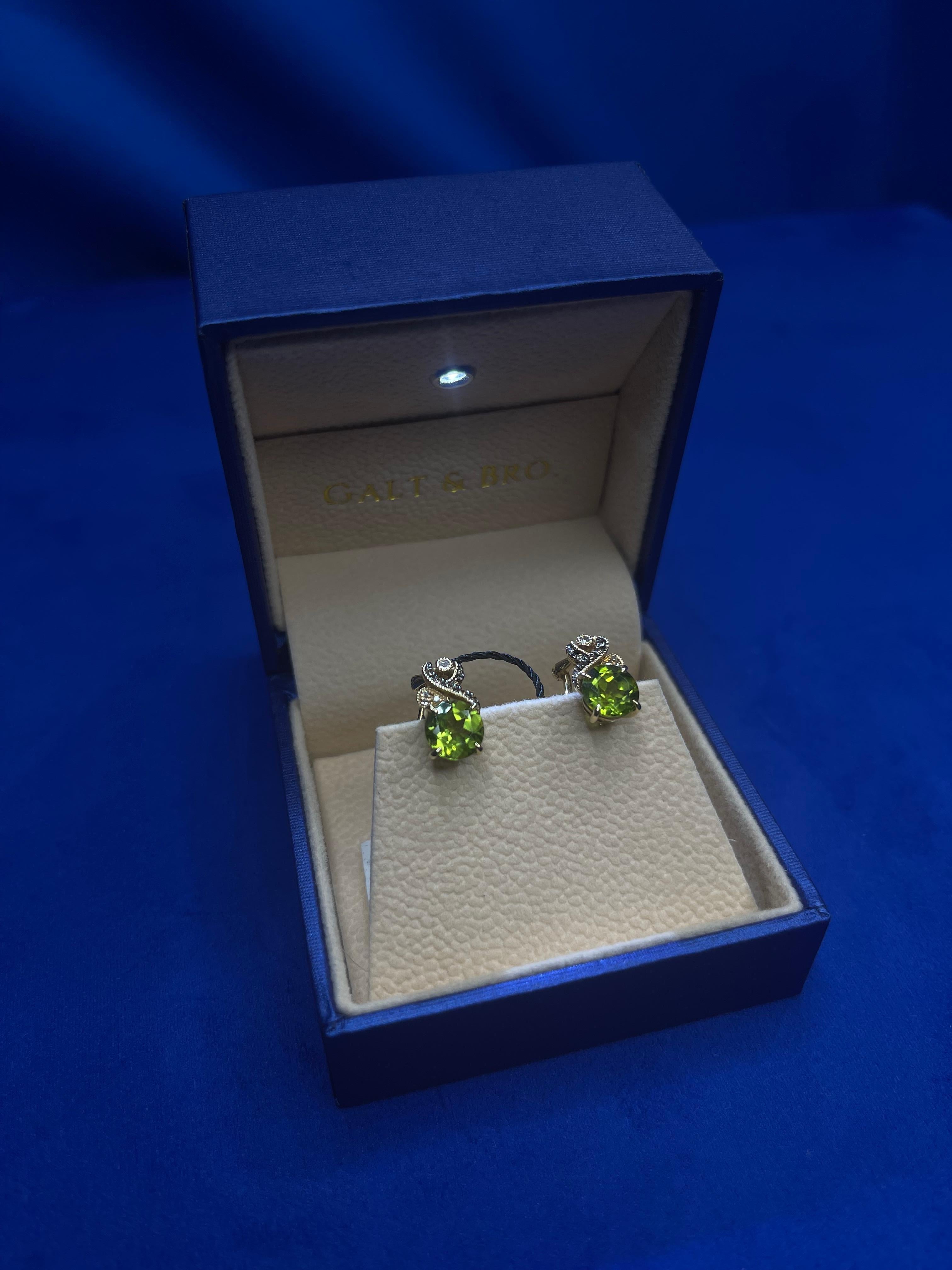Boucles d'oreilles huggies en or jaune 14 carats avec péridot vert rond et halo de diamants champagne Unisexe en vente