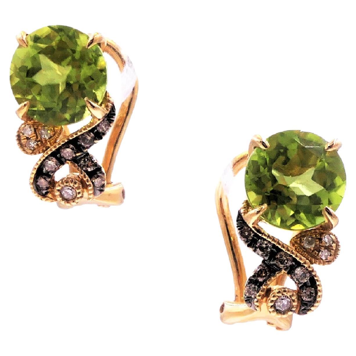 Boucles d'oreilles huggies en or jaune 14 carats avec péridot vert rond et halo de diamants champagne en vente