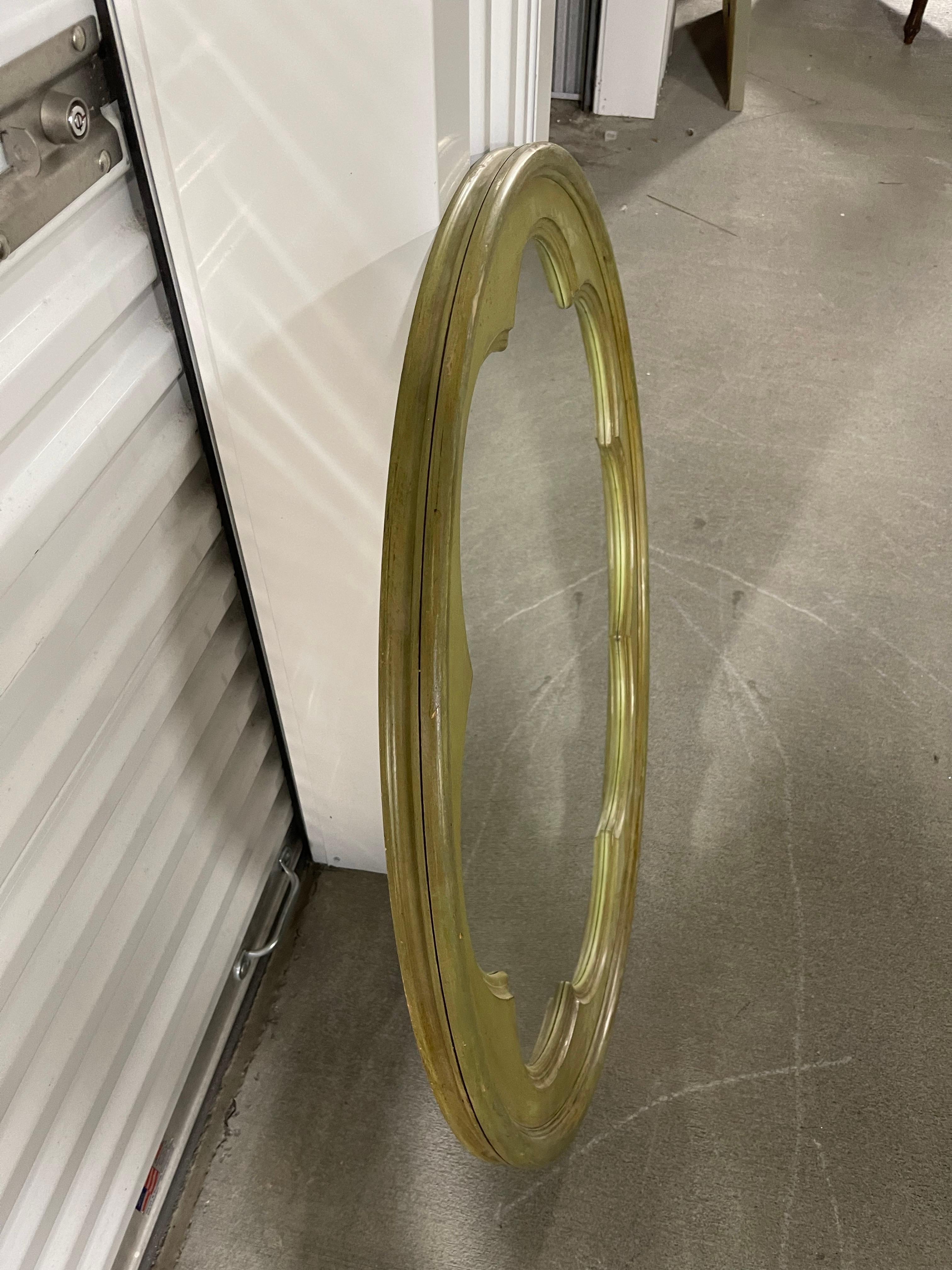 Miroir rond lavé en vert, 21e siècle Bon état - En vente à Savannah, GA