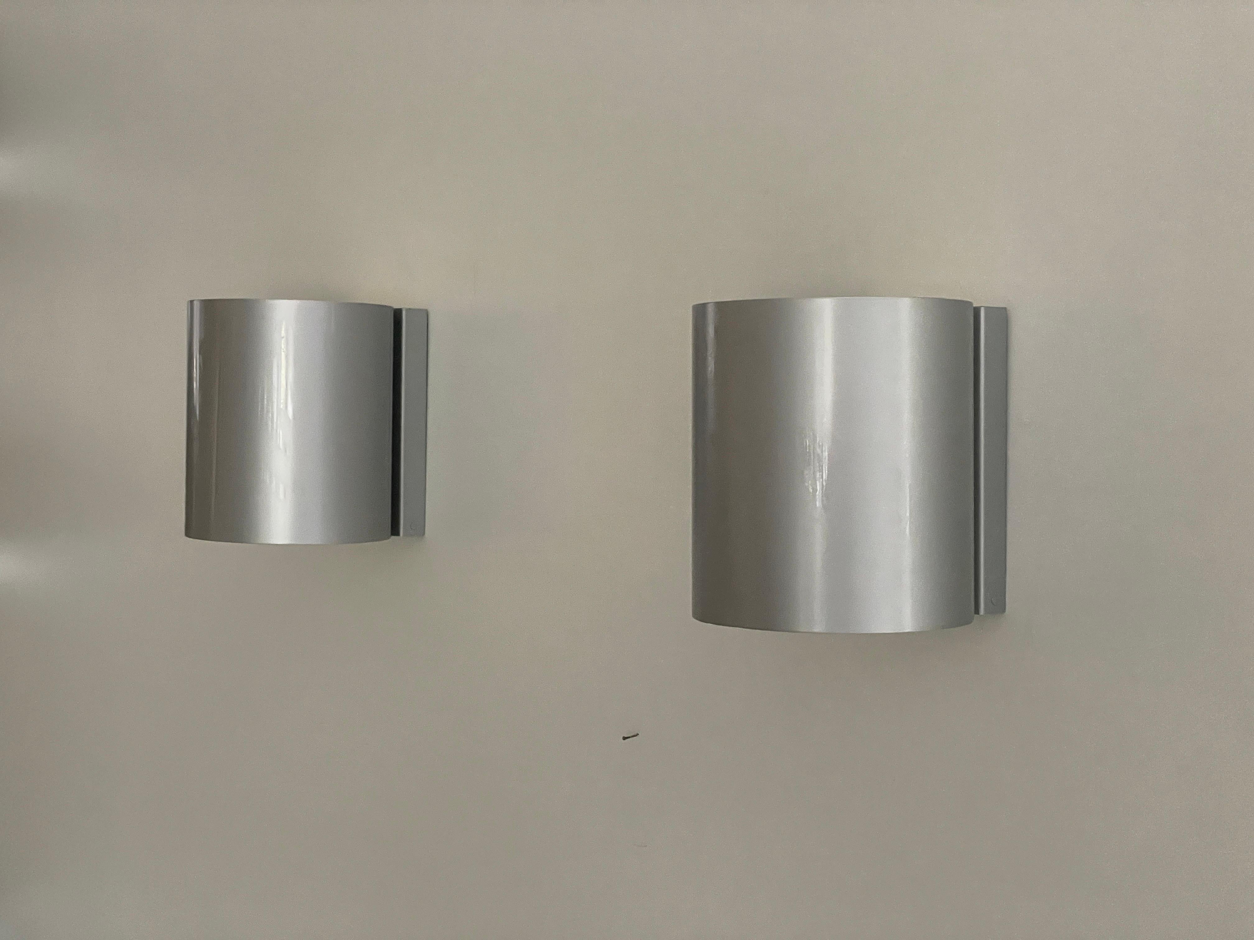 Coppia di lampade rotonde in metallo grigio, anni '60, Germania

Il paralume è in ottime condizioni vintage.

**6 coppie disponibili in magazzino.

Questa lampada funziona con lampadine E27. 
Cablato e adatto all'uso con 220V e 110V per tutti i