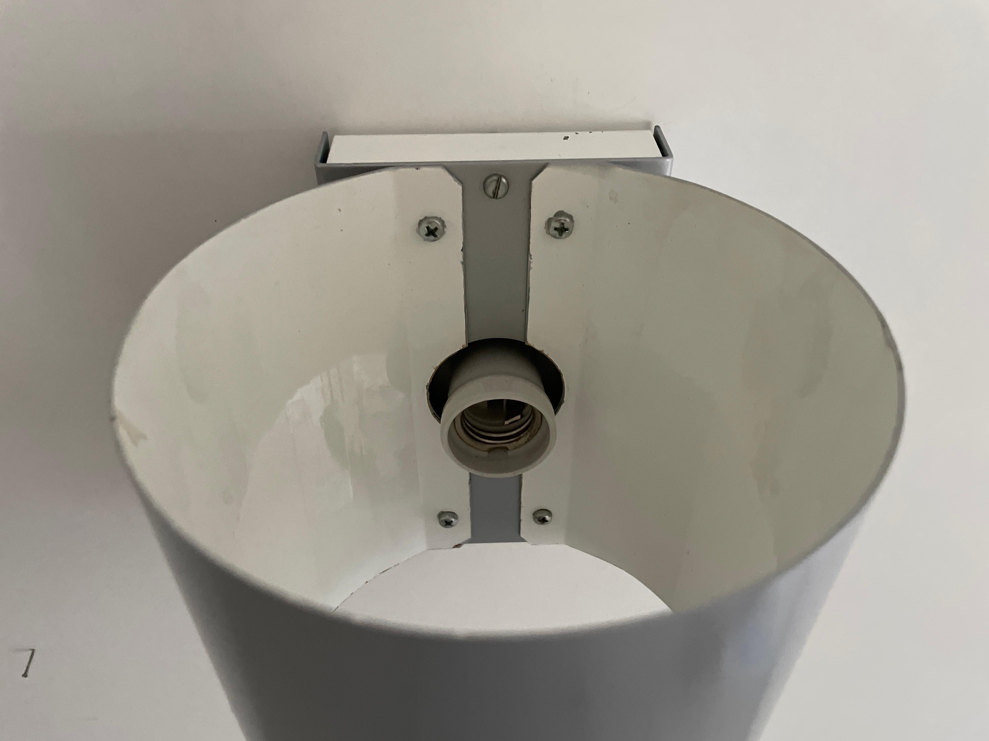 Metà XX secolo Coppia di lampade rotonde in metallo grigio, anni '60, Germania in vendita