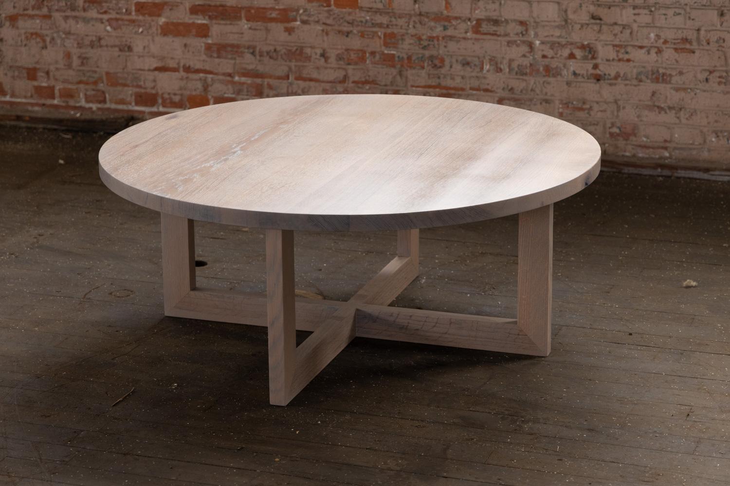Le bois massif issu de la forêt urbaine confère à cette table basse ronde en chêne urbain gris un grain et une texture uniques. Un diamètre de 48 pouces offre une grande surface. La couleur grise et le grain expressif donnent une silhouette définie