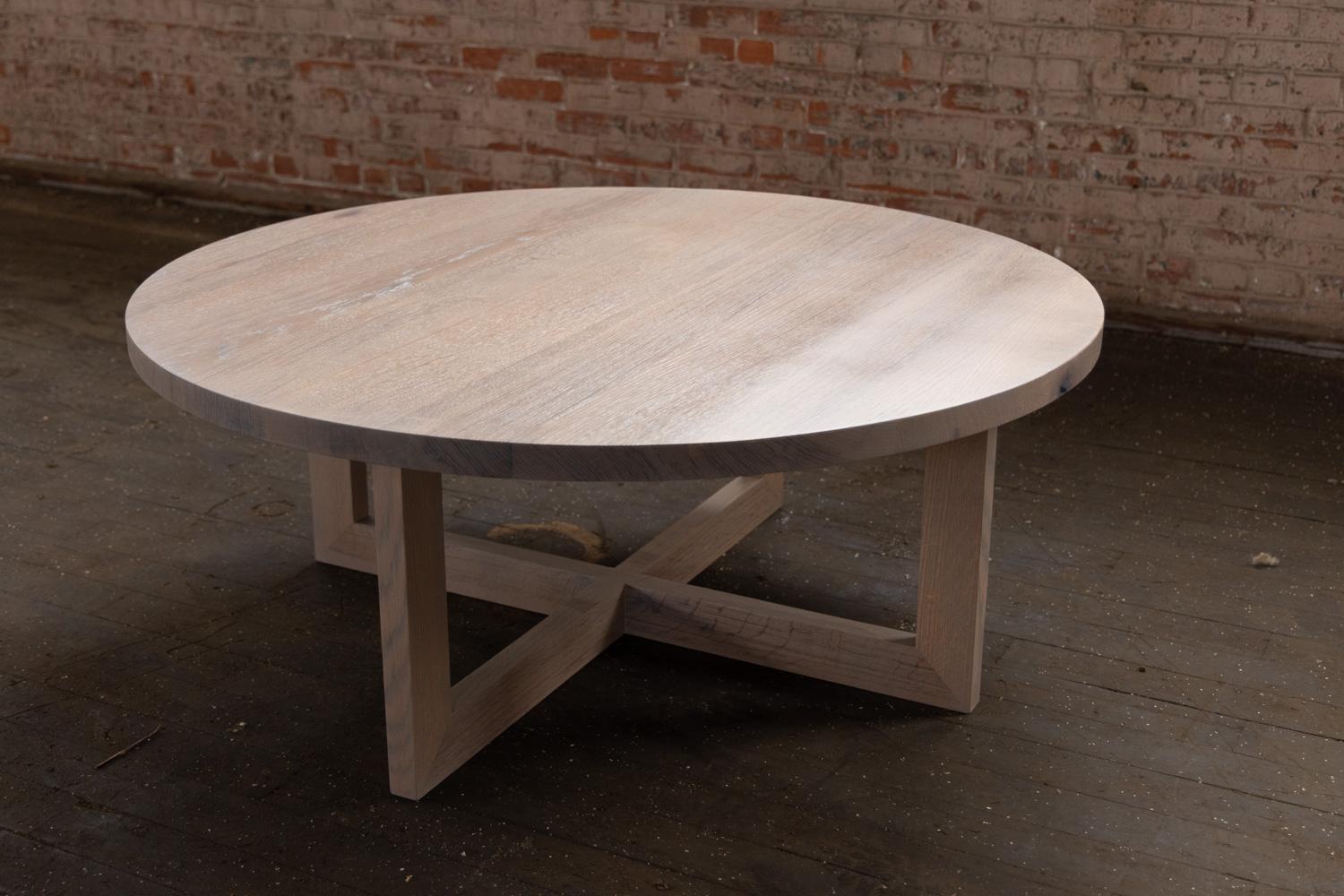 American Craftsman Table basse ronde en bois gris teinté en chêne urbain de l'Alabama Sawyer en vente