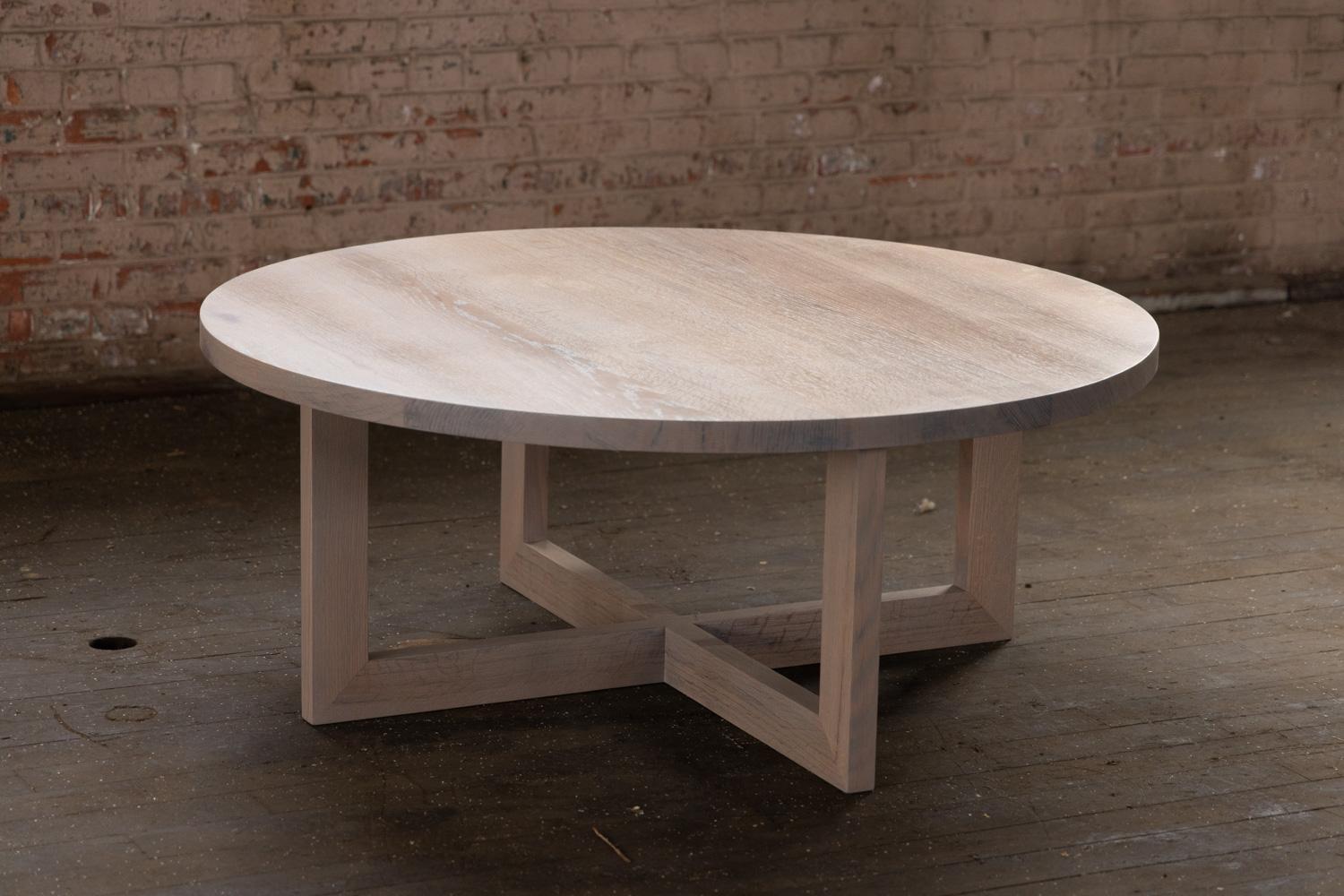 Américain Table basse ronde en bois gris teinté en chêne urbain de l'Alabama Sawyer en vente