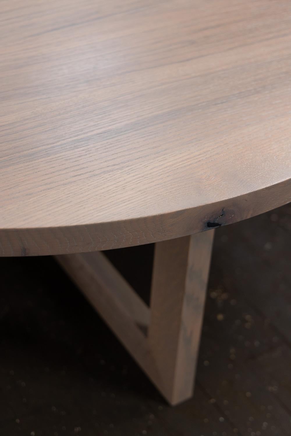 XXIe siècle et contemporain Table basse ronde en bois gris teinté en chêne urbain de l'Alabama Sawyer en vente