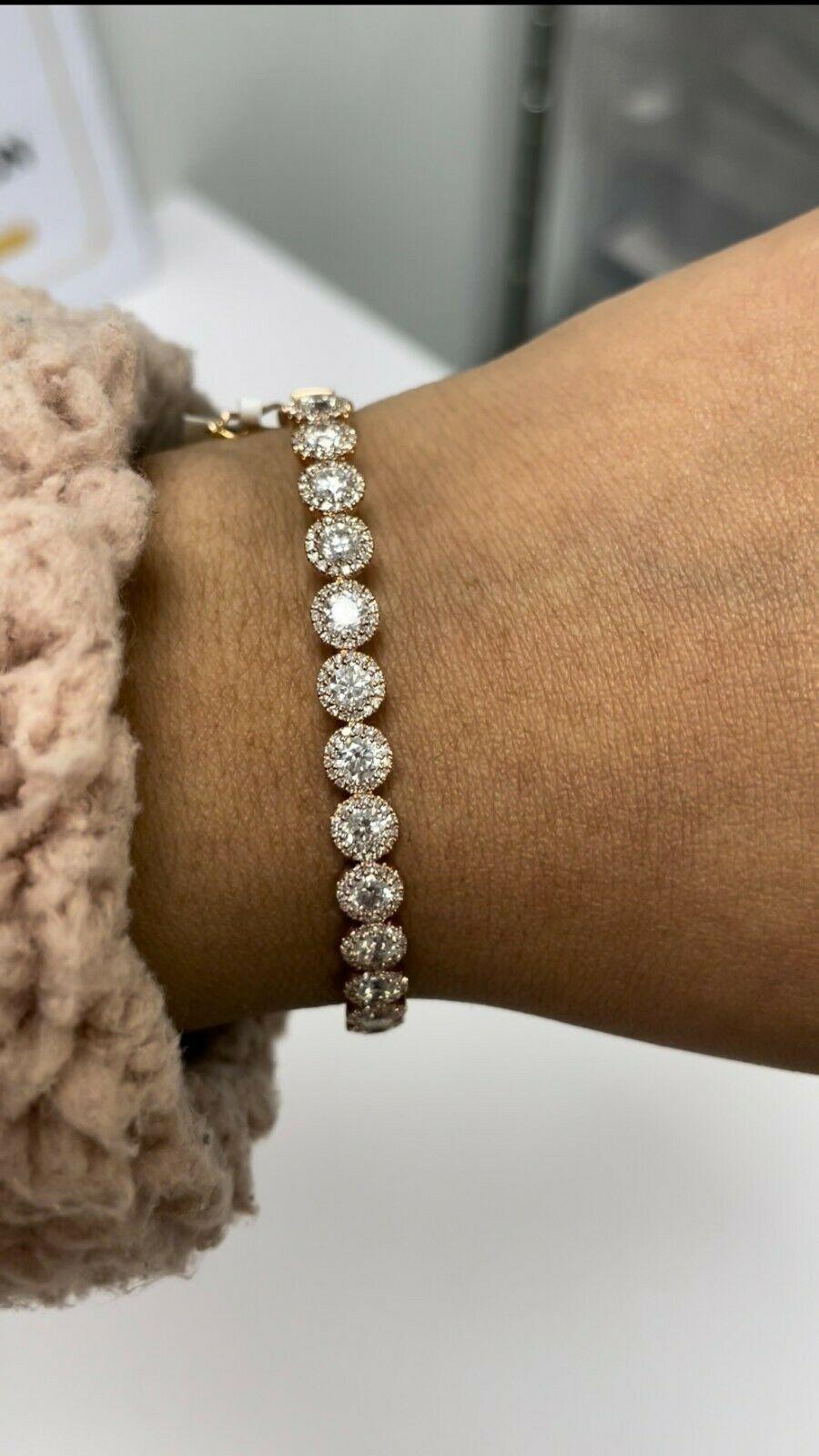 Runder Diamant (4,40 Karat zentraler Diamant, 0,56 Karat seitliche Diamanten) Halo-Armband aus 14 Karat Roségold. Perfekt für einen Jahrestag oder den Valentinstag. Das Armband wurde von Sage Designs L.A. in Los Angeles entworfen und handgefertigt,