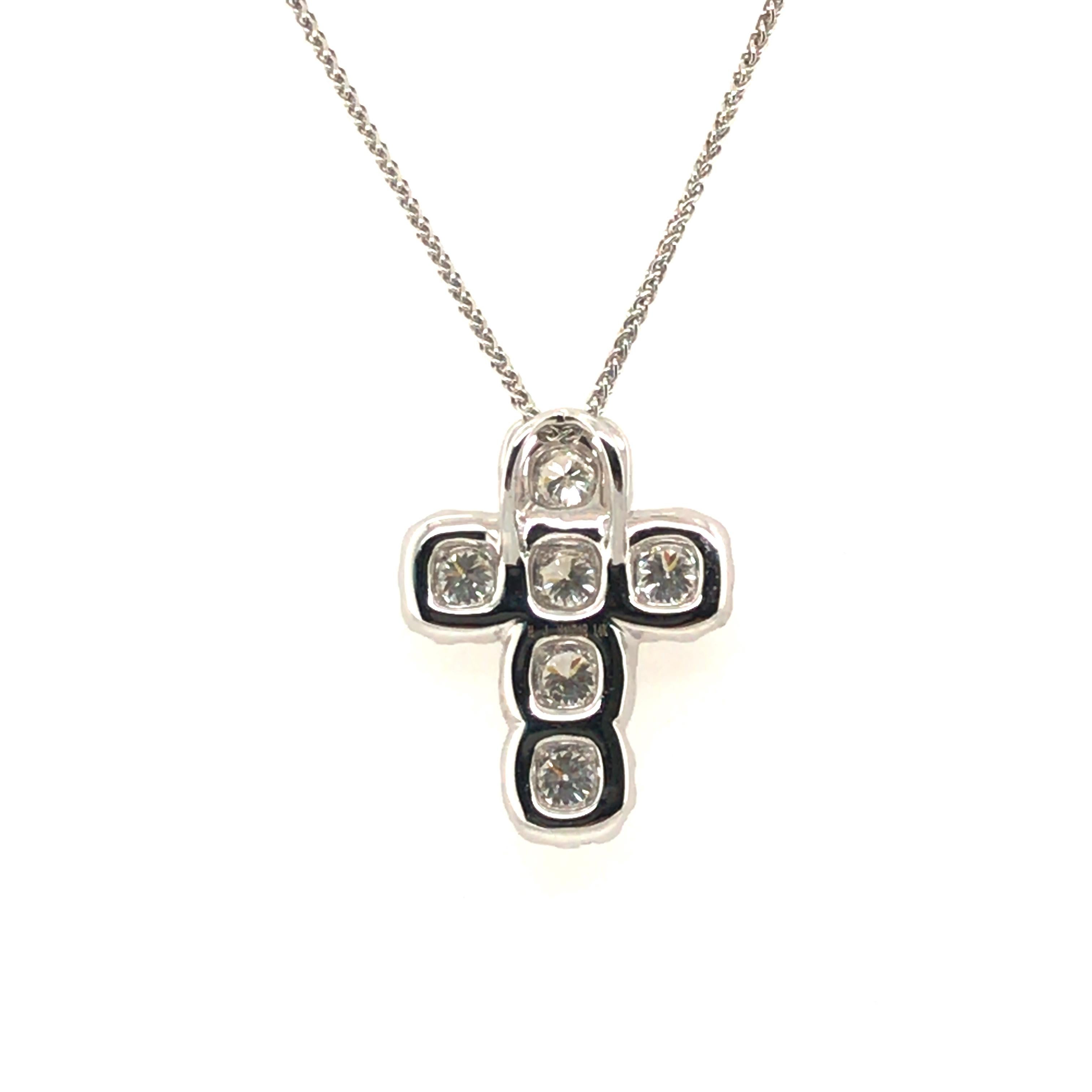 Round Halos Cross Pendant In New Condition For Sale In New York, NY
