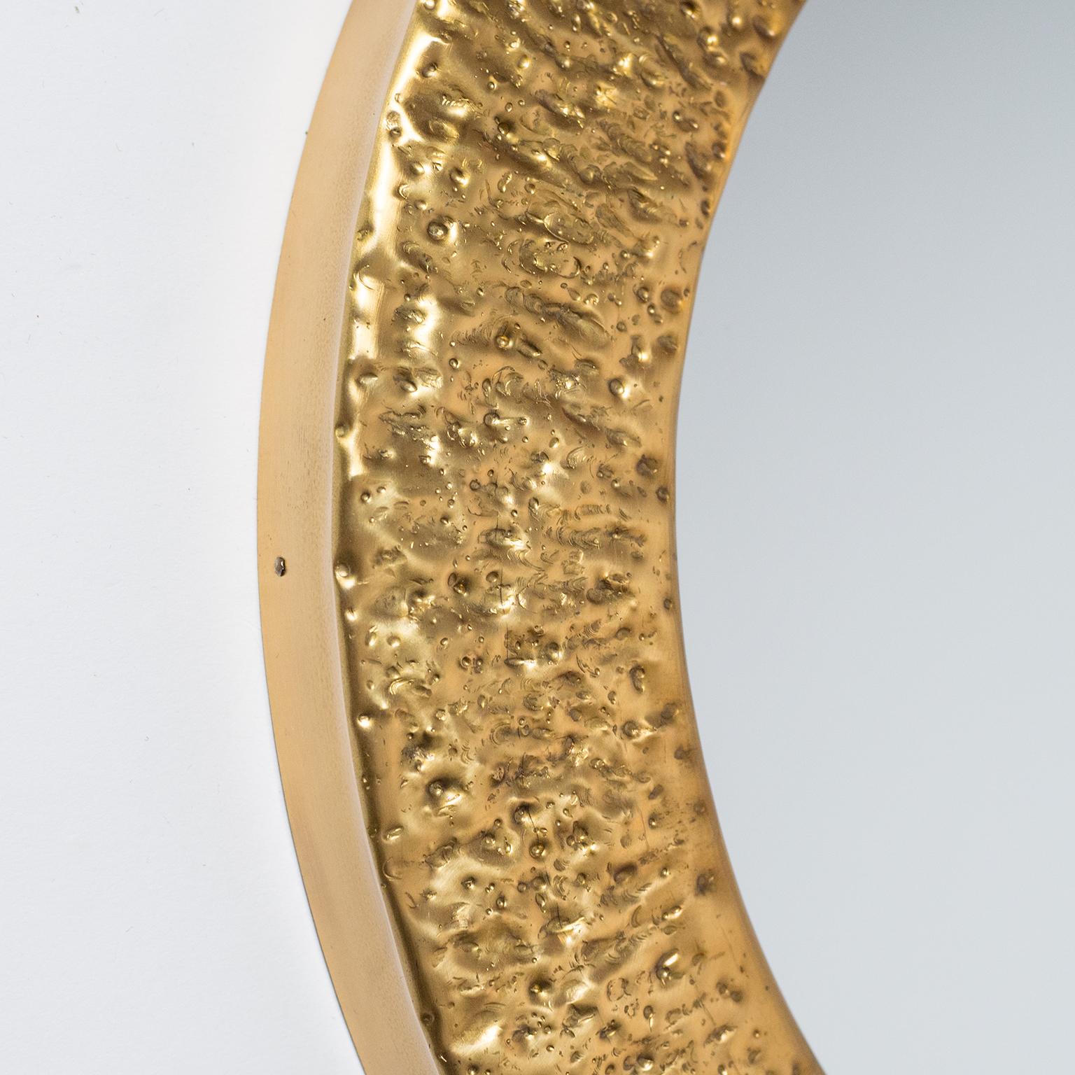 Mid-Century moderno Specchio rotondo in ottone martellato, 1960 circa in vendita