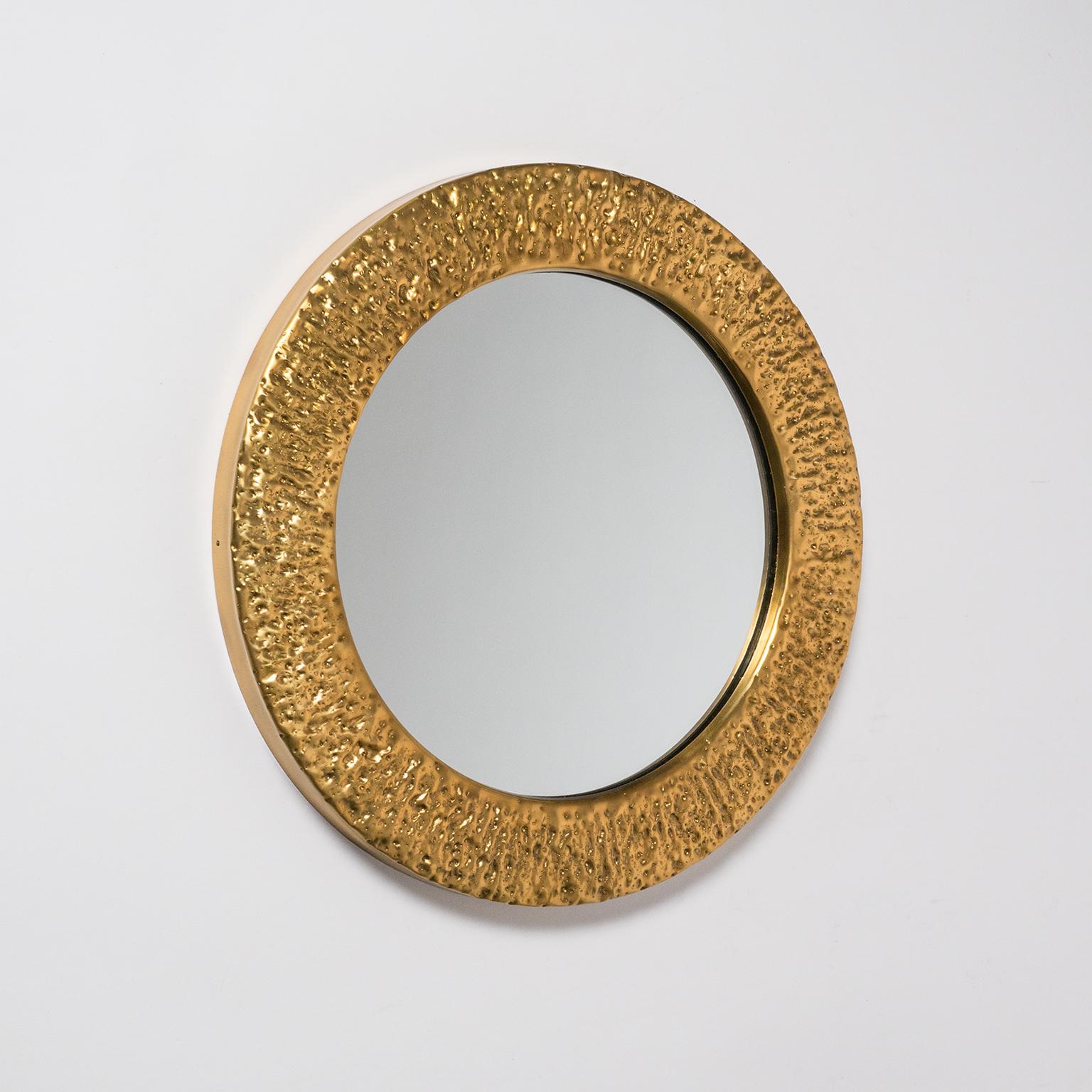 Round Hammered Brass Mirror, circa 1960 In Good Condition For Sale In Vienna, AT
