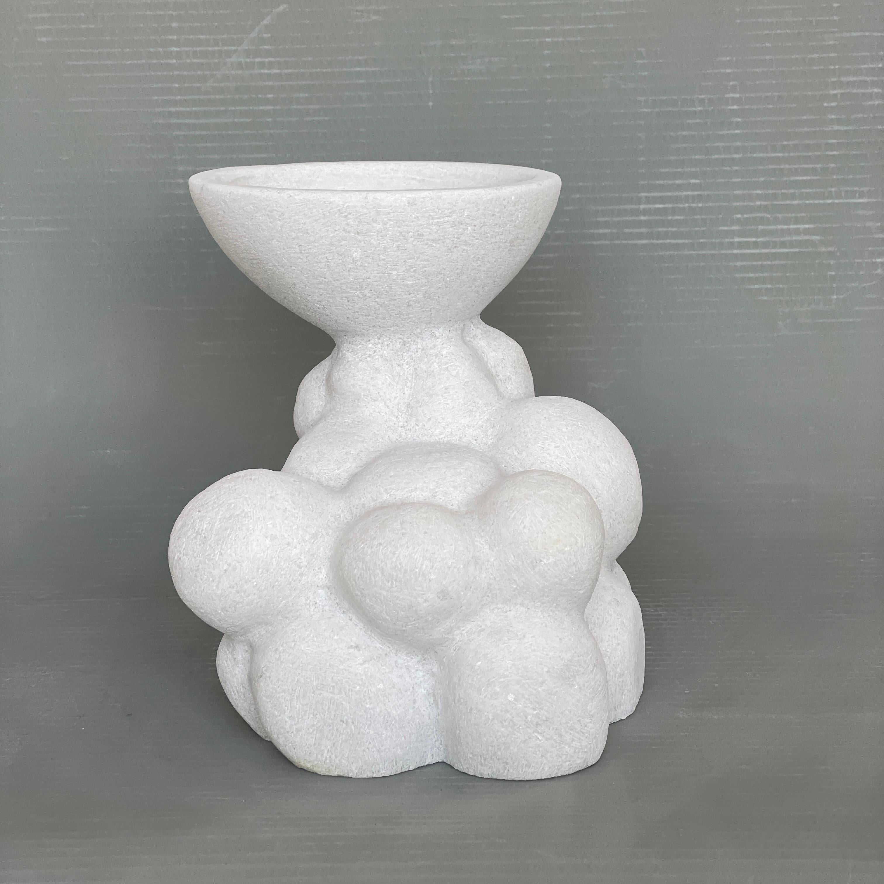 Vaso rotondo in marmo intagliato a mano di Tom von Kaenel In condizioni Nuovo in vendita a Geneve, CH