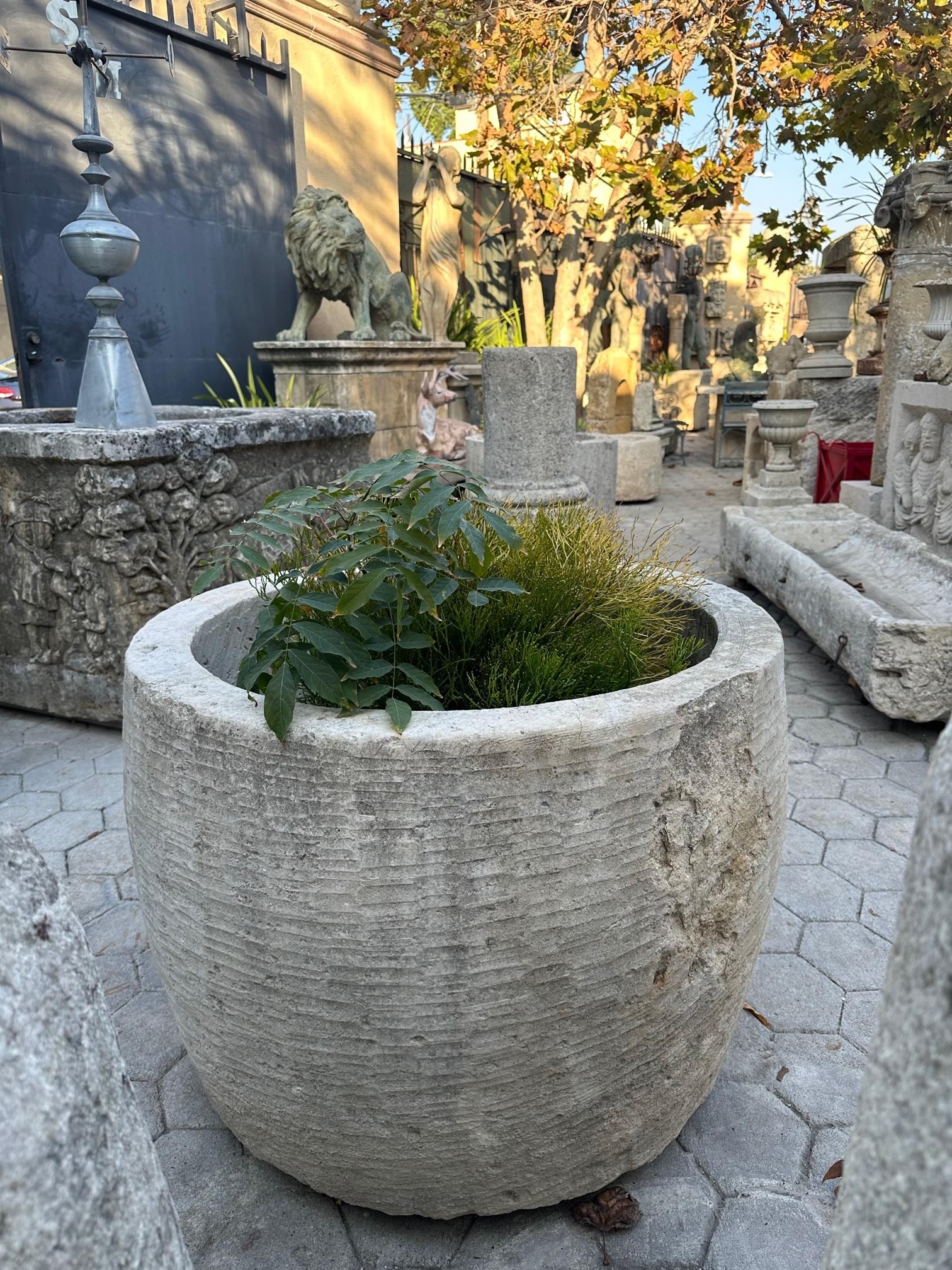 Runde Hand geschnitzt Wasser Brunnen Becken Container Trog Pflanzer Gefäß Antiquitäten (Französisch) im Angebot