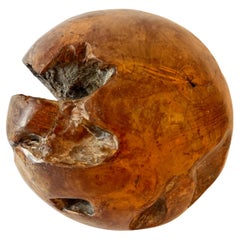 Escultura orgánica redonda de madera tallada a mano