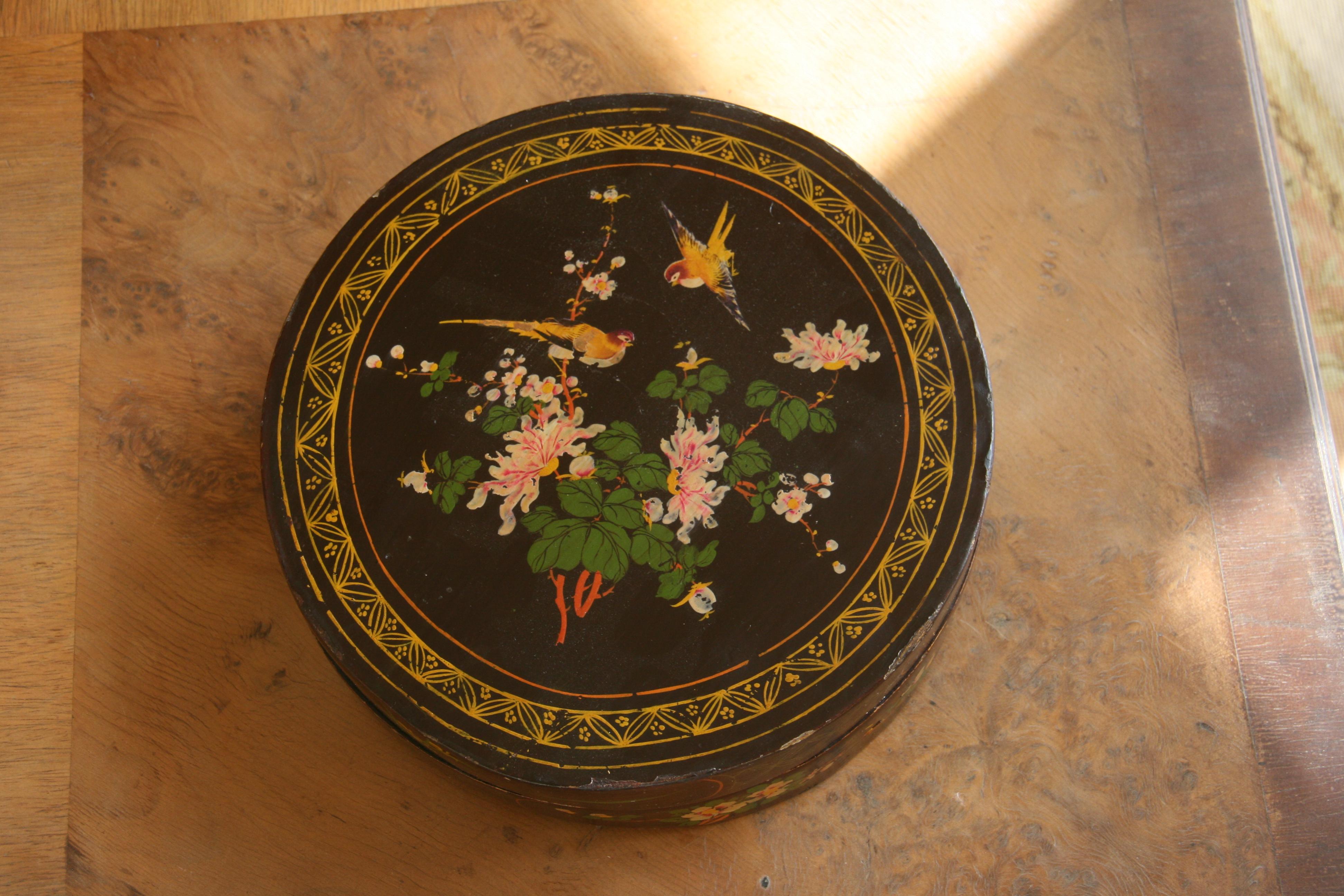 Boîte à bijoux ronde à compartiments, peinte à la main avec des oiseaux et des fleurs.