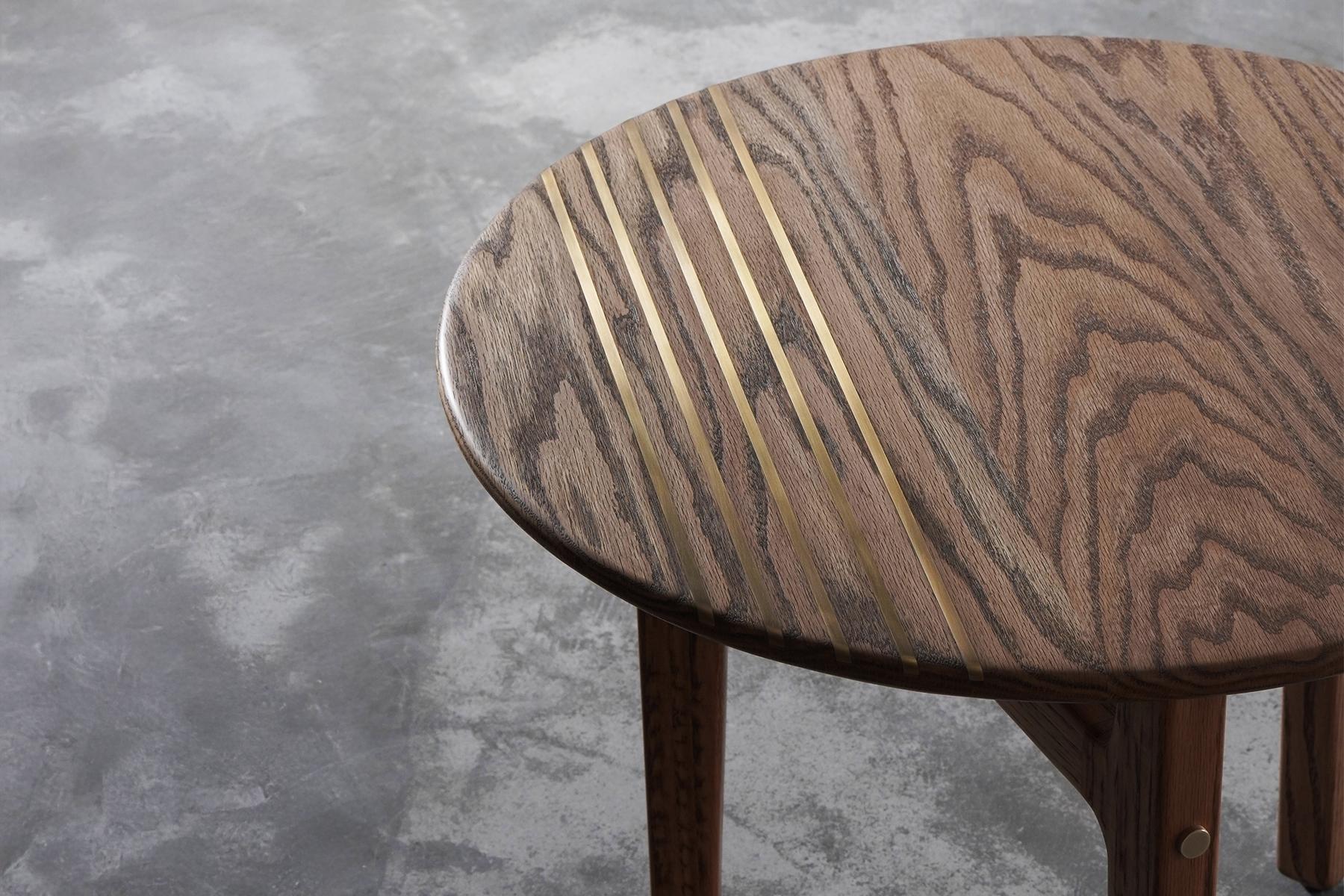 Mid-Century Modern Table d'appoint ronde en bois de chêne massif, fabriquée à la main, avec incrustation en laiton en vente