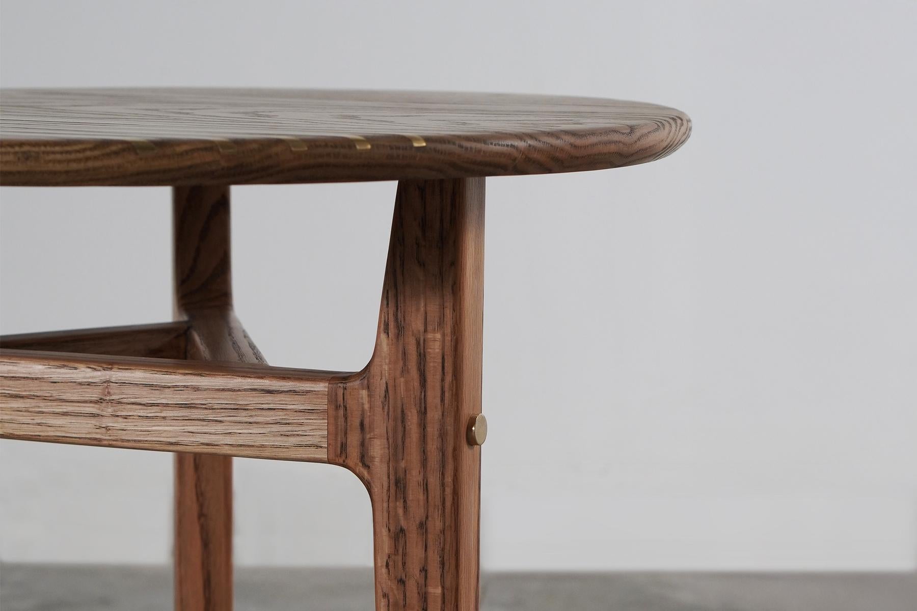 Indien Table d'appoint ronde en bois de chêne massif, fabriquée à la main, avec incrustation en laiton en vente