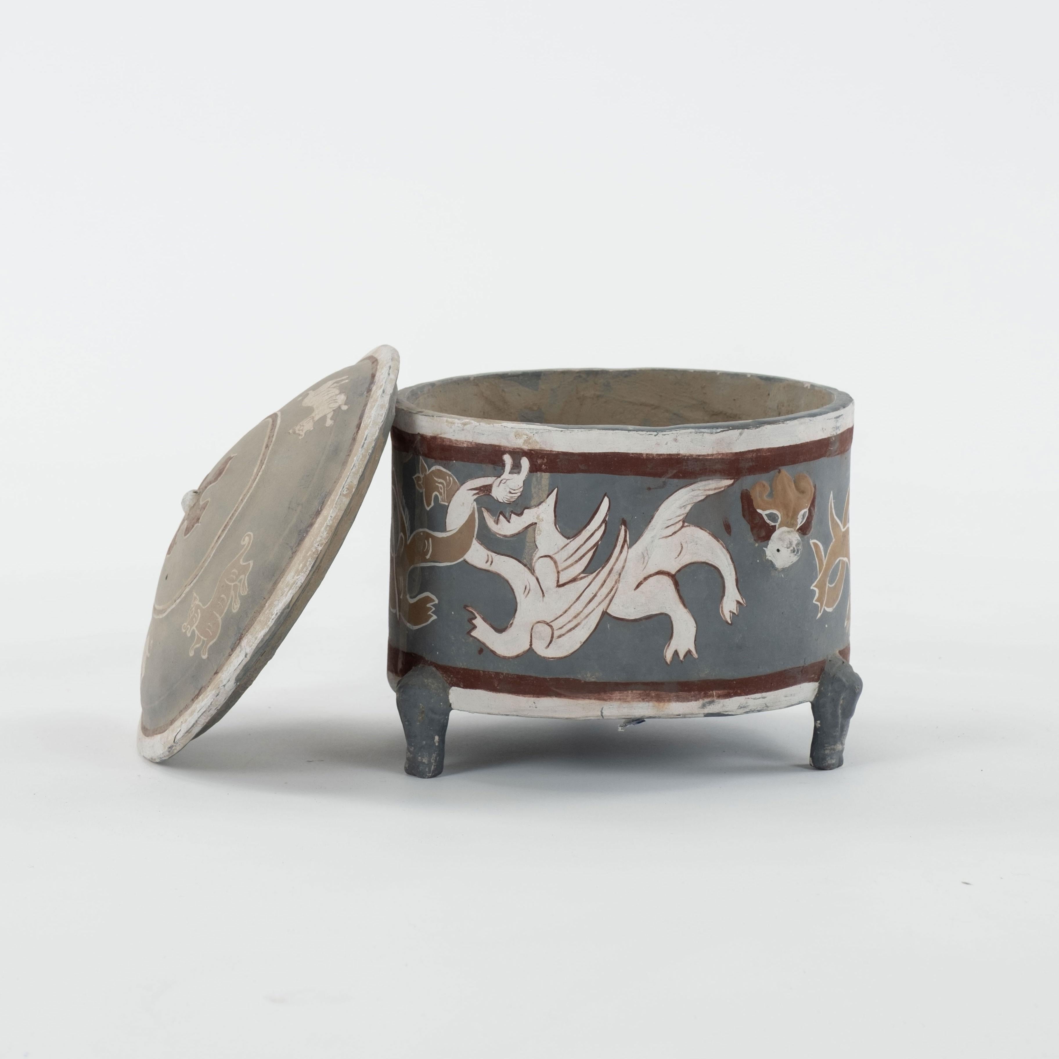 Rundes handgefertigtes und bemaltes chinesisches Terrakotta-Gefäß im Ding-Stil (Handgefertigt) im Angebot