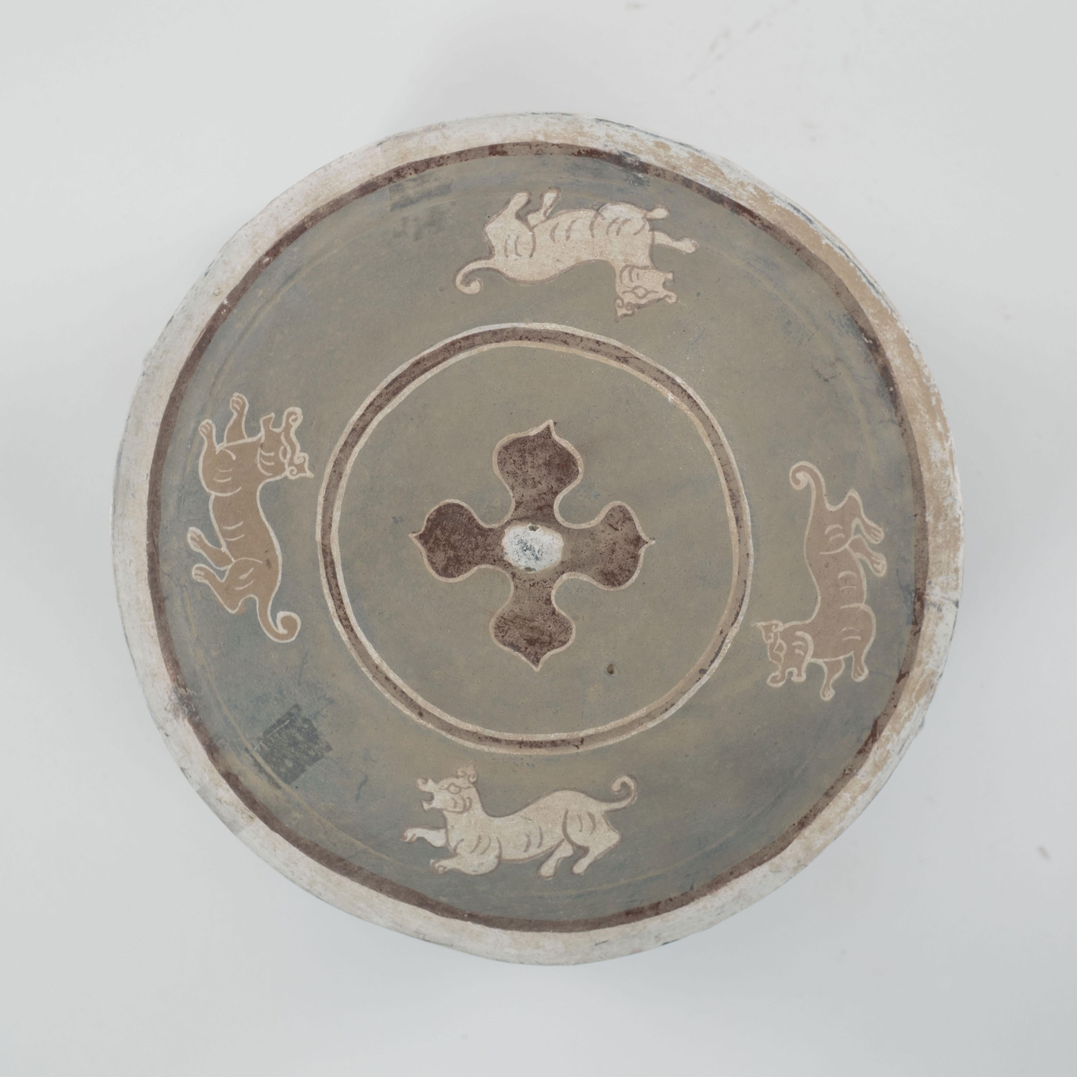 Rundes handgefertigtes und bemaltes chinesisches Terrakotta-Gefäß im Ding-Stil (Keramik) im Angebot