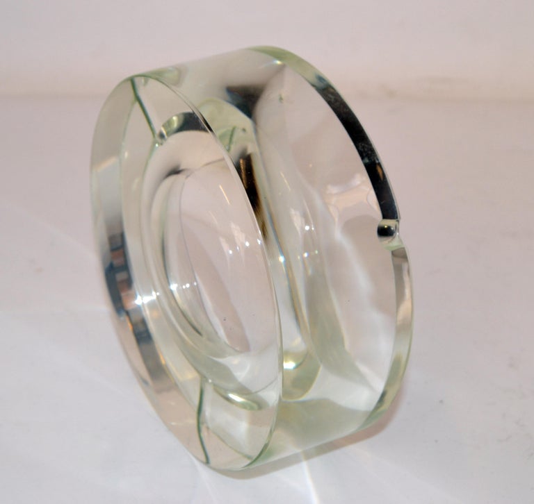 Round Heavy Murano Mid-Century Modern Transparent Glass Ashtray Italy 1960s In Good Condition For Sale In Miami, FL