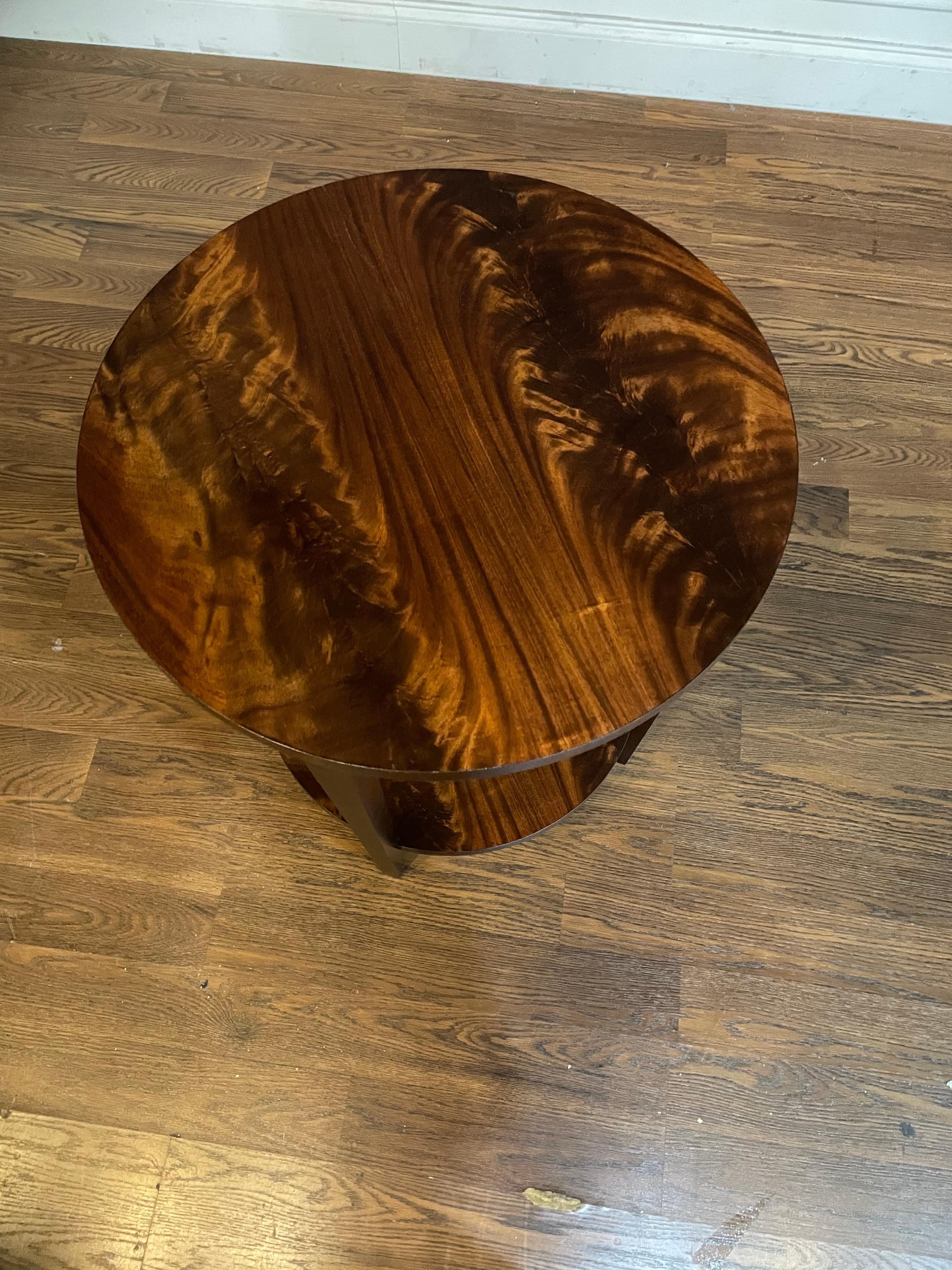American Round Hepplewhite Style Mahogany Side Table For Sale