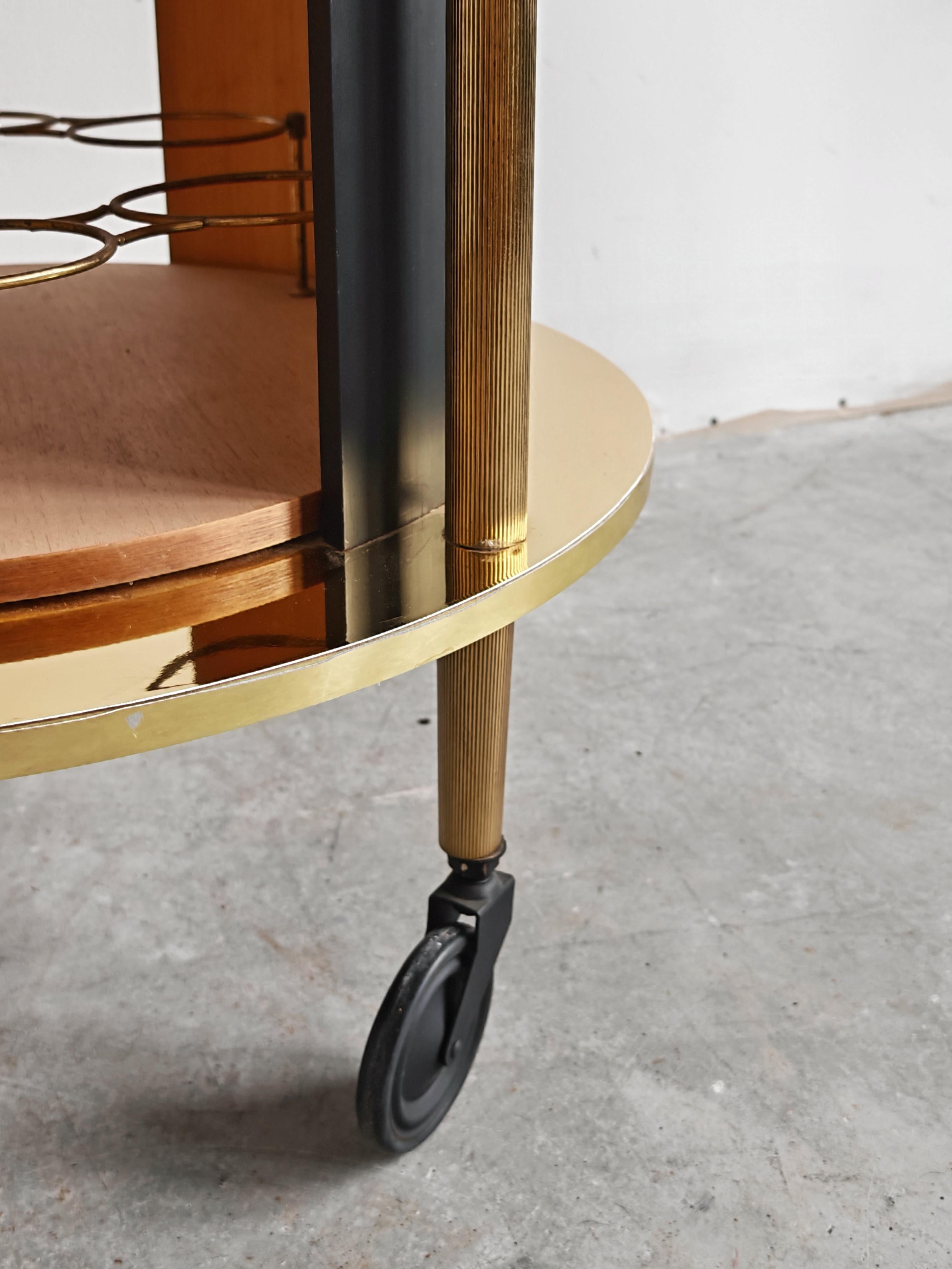 Chariot de bar rond en laiton Hollywood Regency avec une peinture à l'huile sur le dessus, Italie, années 1960 en vente 4