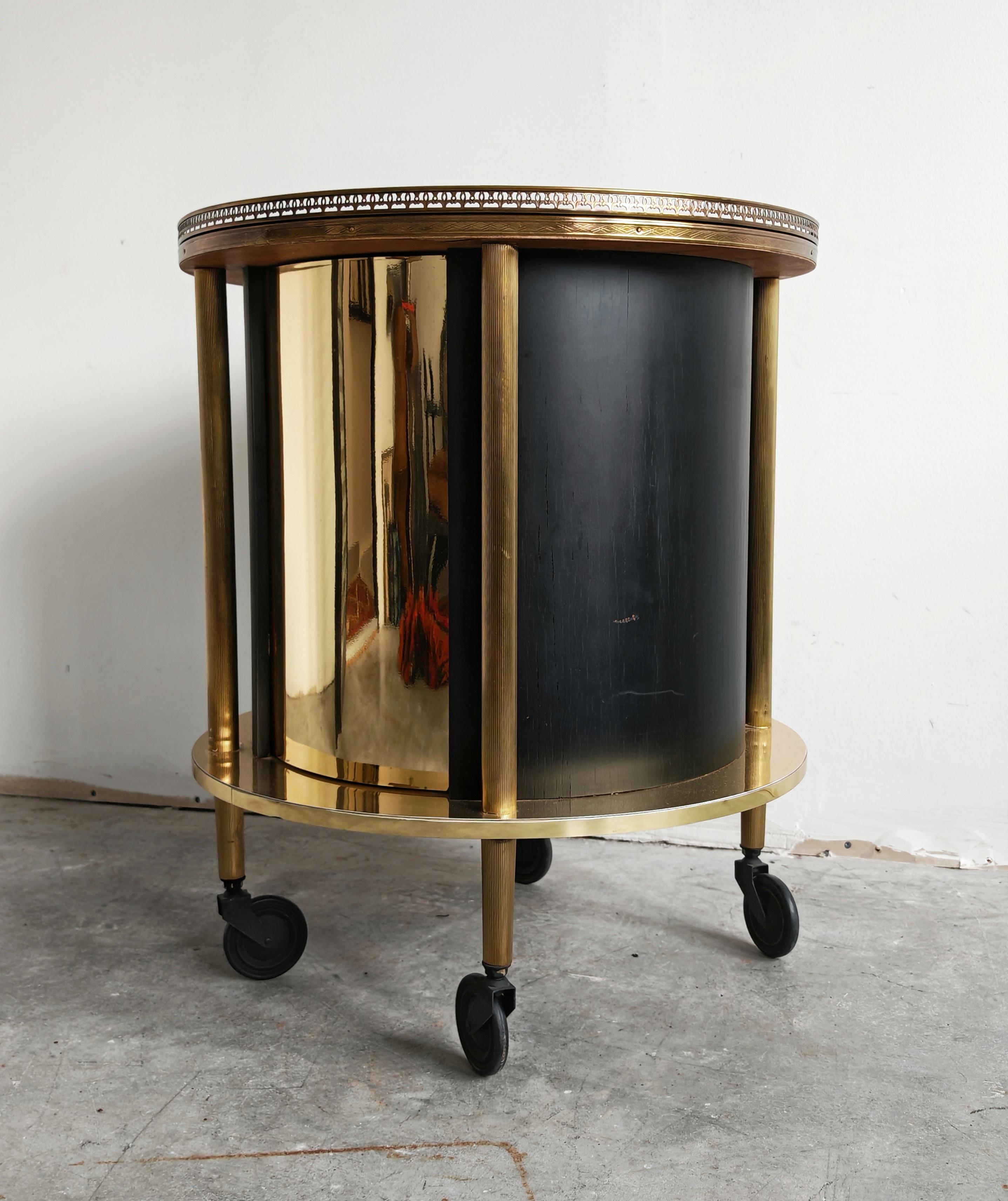 italien Chariot de bar rond en laiton Hollywood Regency avec une peinture à l'huile sur le dessus, Italie, années 1960 en vente