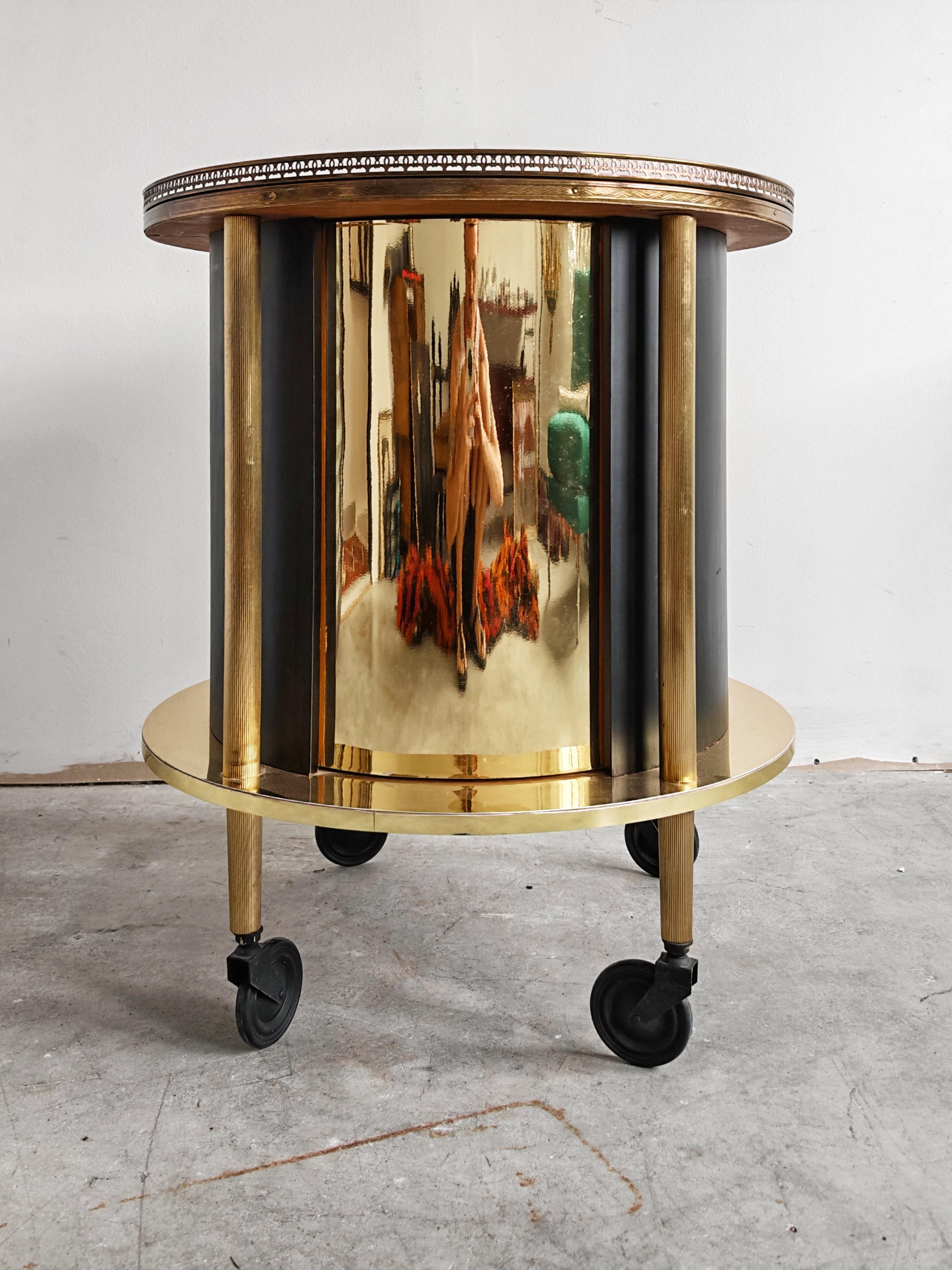 Chariot de bar rond en laiton Hollywood Regency avec une peinture à l'huile sur le dessus, Italie, années 1960 Bon état - En vente à Beograd, RS