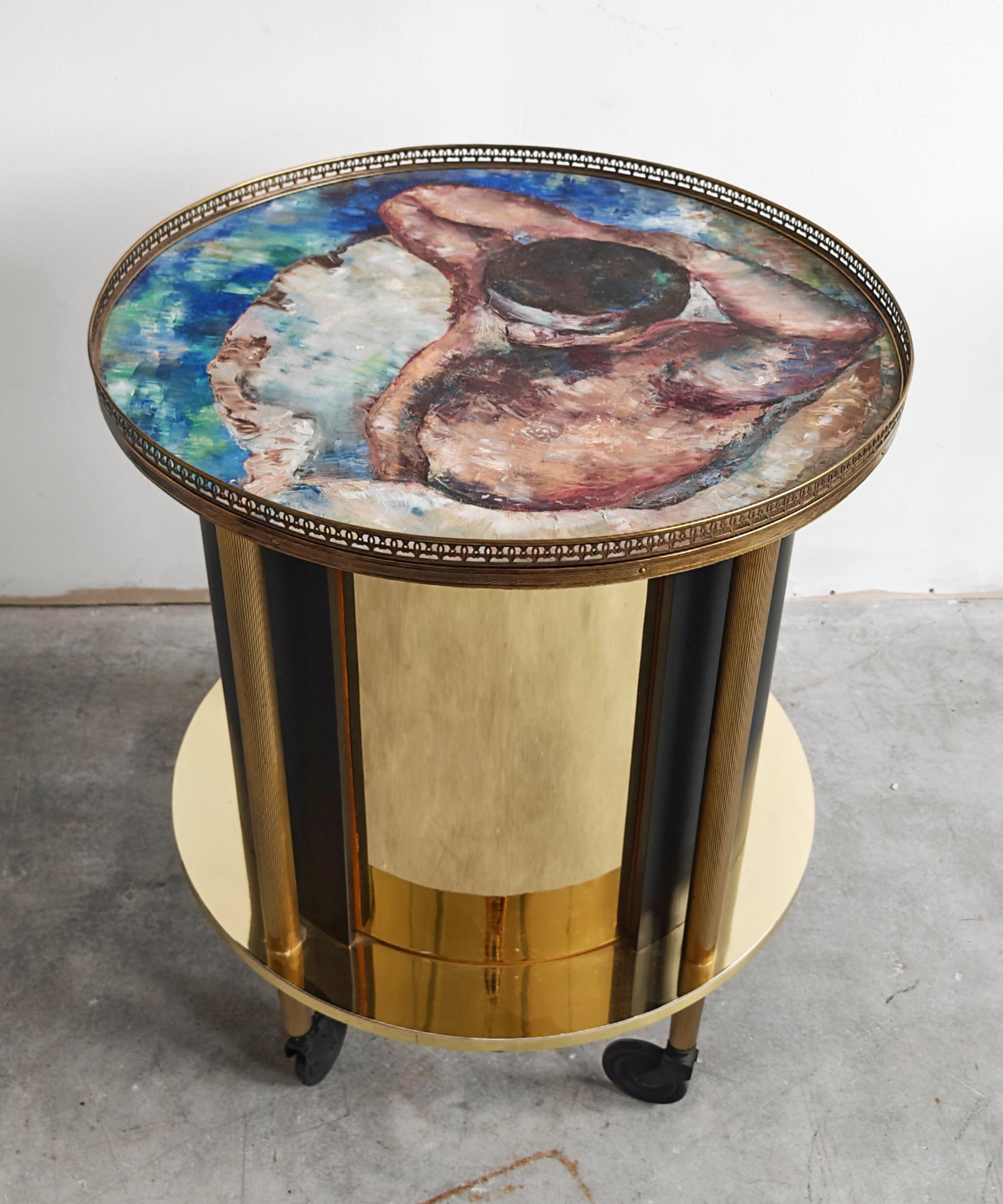 Milieu du XXe siècle Chariot de bar rond en laiton Hollywood Regency avec une peinture à l'huile sur le dessus, Italie, années 1960 en vente