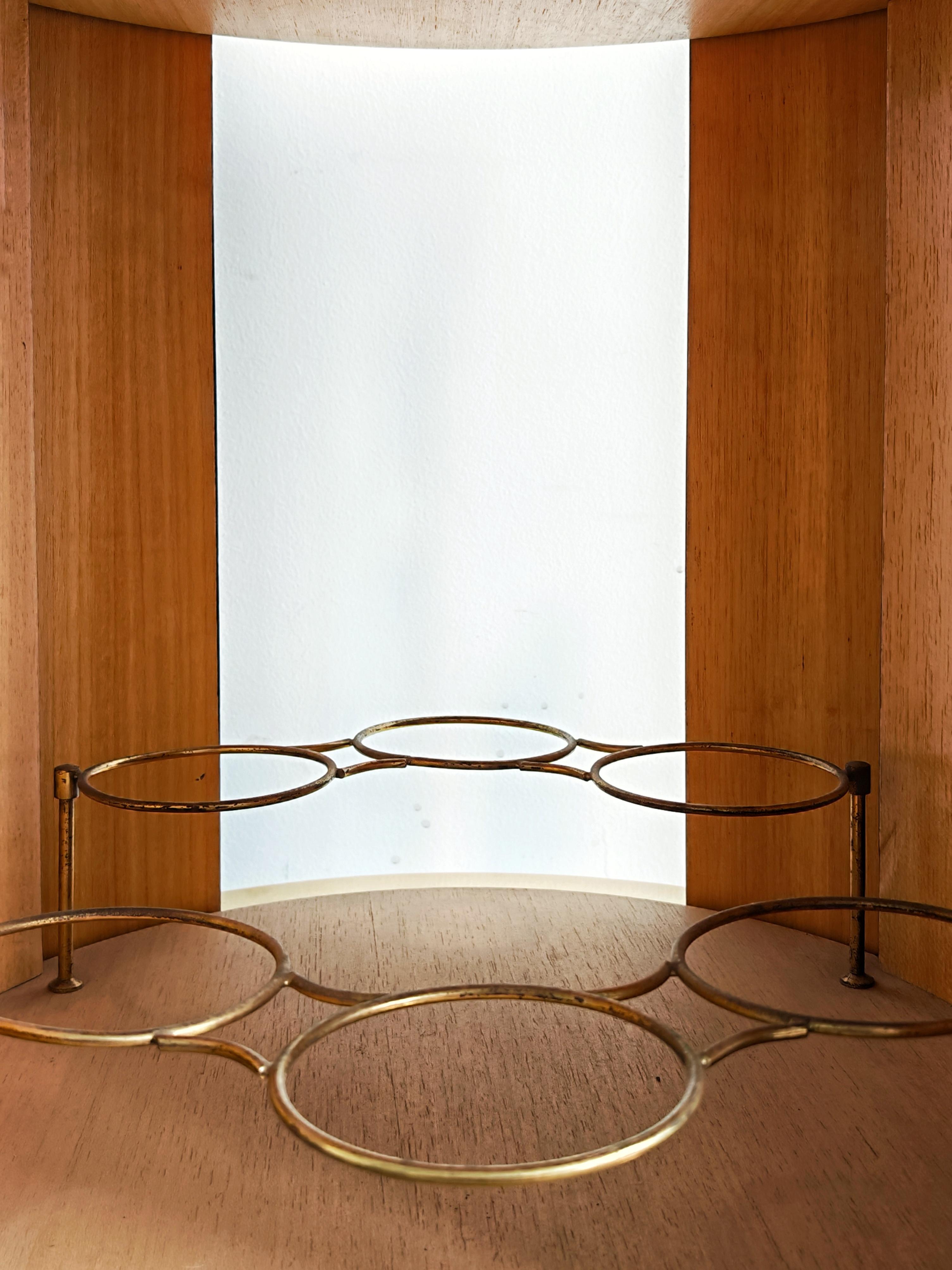 Laiton Chariot de bar rond en laiton Hollywood Regency avec une peinture à l'huile sur le dessus, Italie, années 1960 en vente