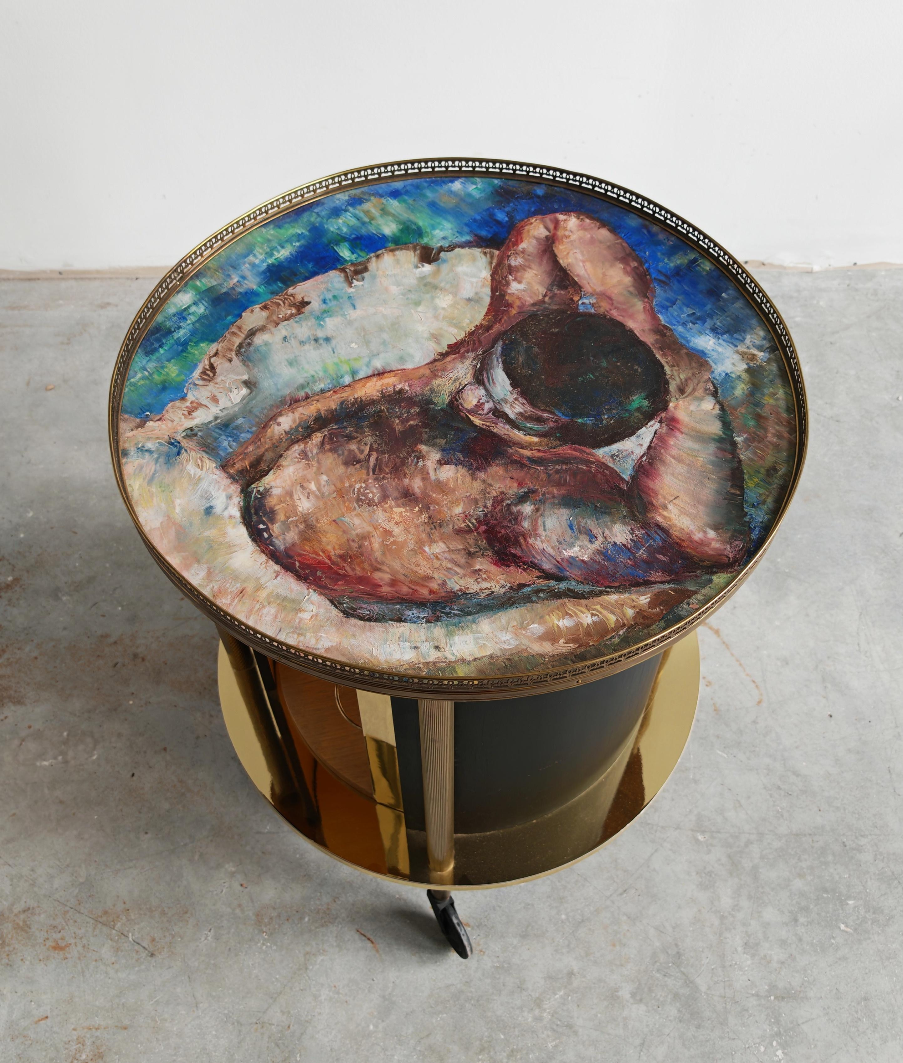 Chariot de bar rond en laiton Hollywood Regency avec une peinture à l'huile sur le dessus, Italie, années 1960 en vente 1