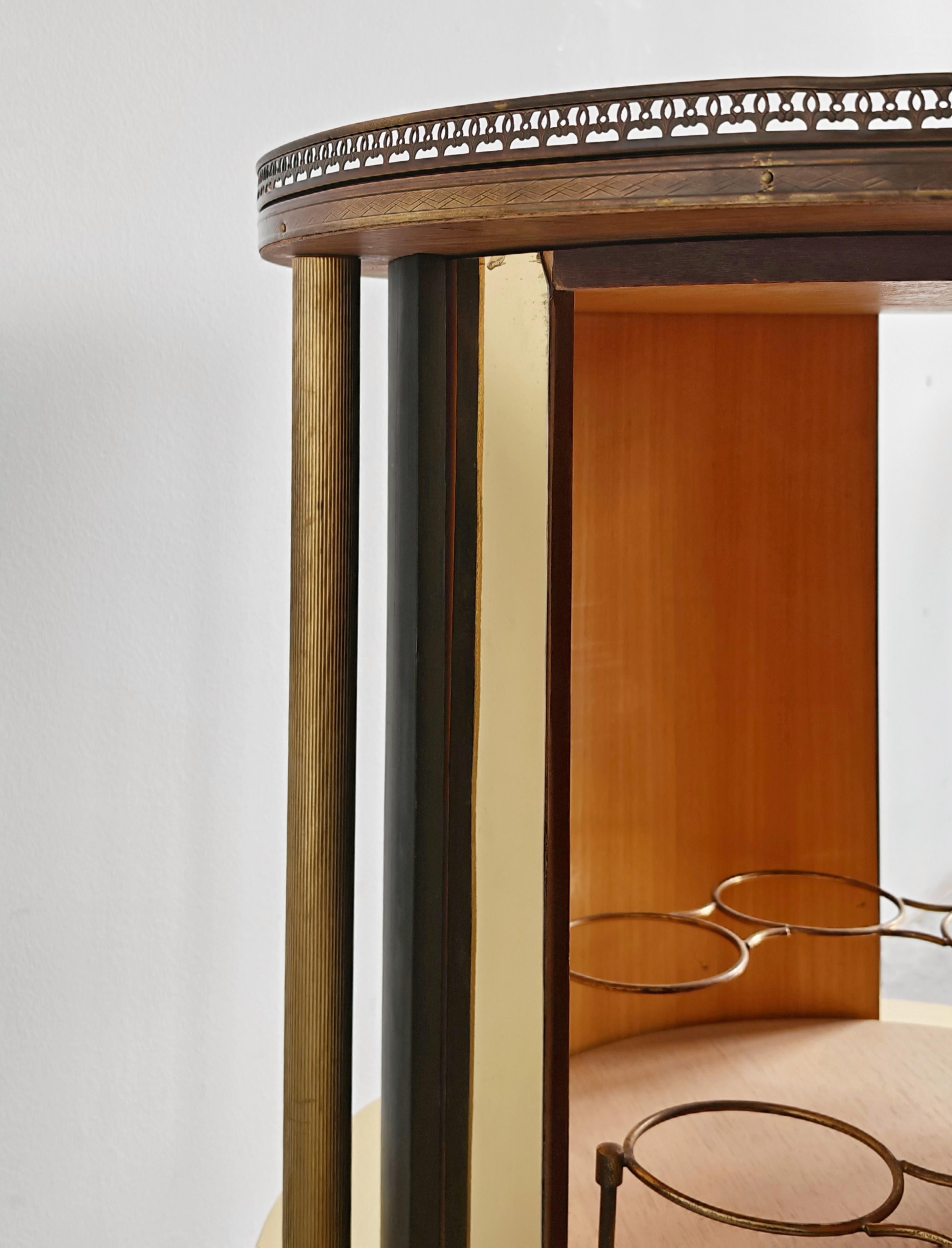 Chariot de bar rond en laiton Hollywood Regency avec une peinture à l'huile sur le dessus, Italie, années 1960 en vente 2