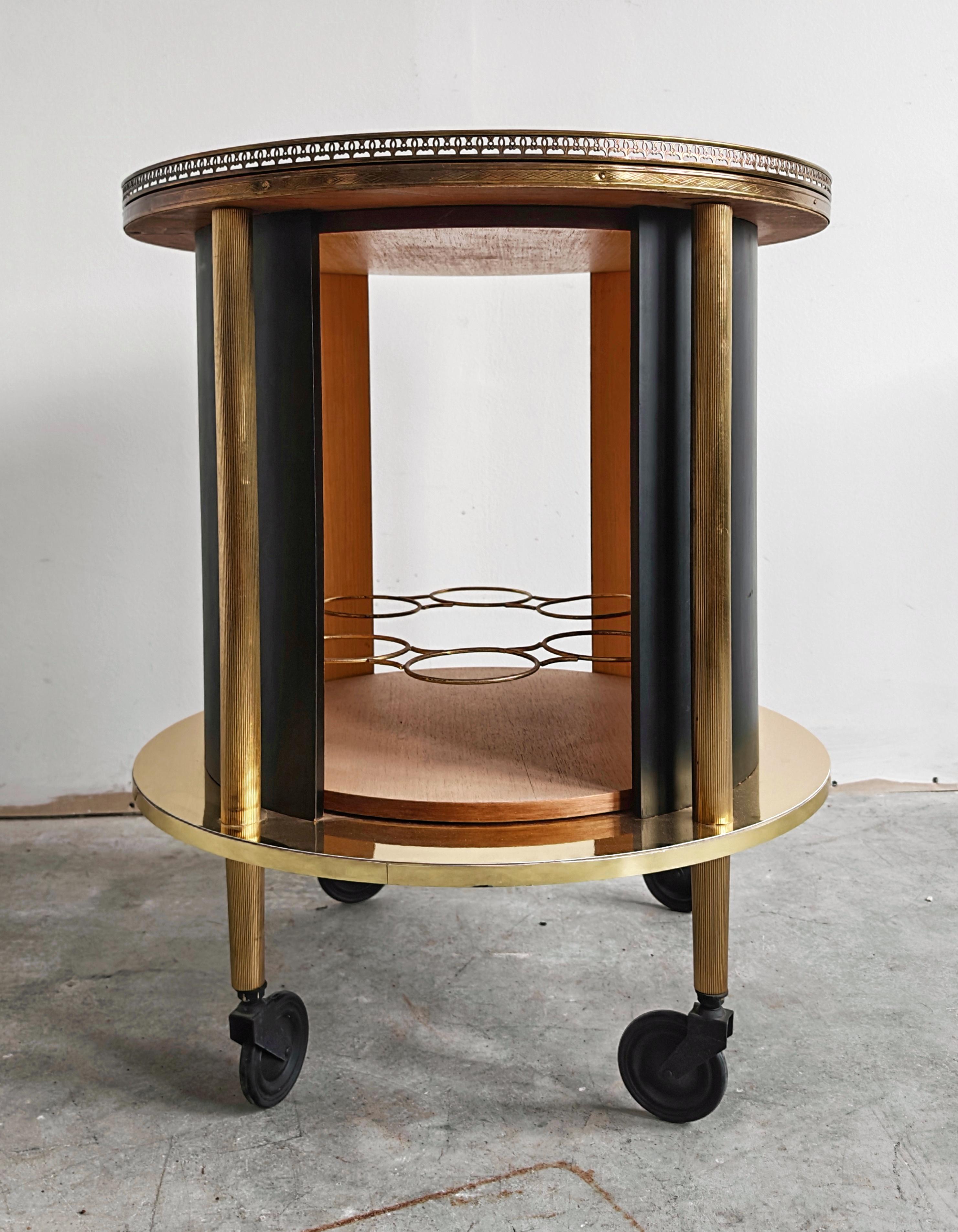 Chariot de bar rond en laiton Hollywood Regency avec une peinture à l'huile sur le dessus, Italie, années 1960 en vente 3