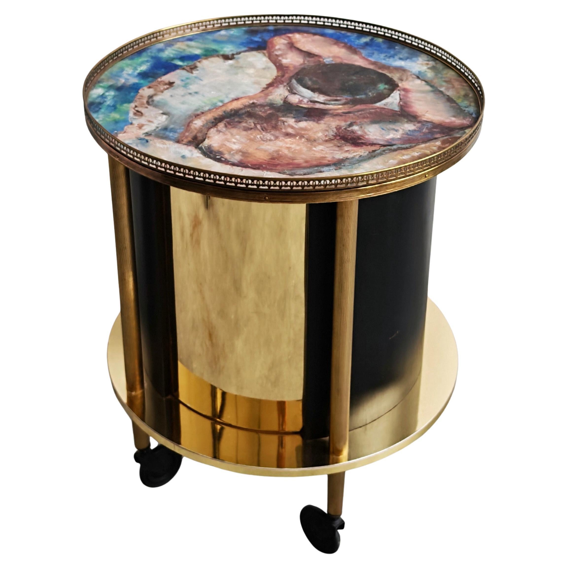 Chariot de bar rond en laiton Hollywood Regency avec une peinture à l
huile sur le dessus, Italie, années 1960 en vente