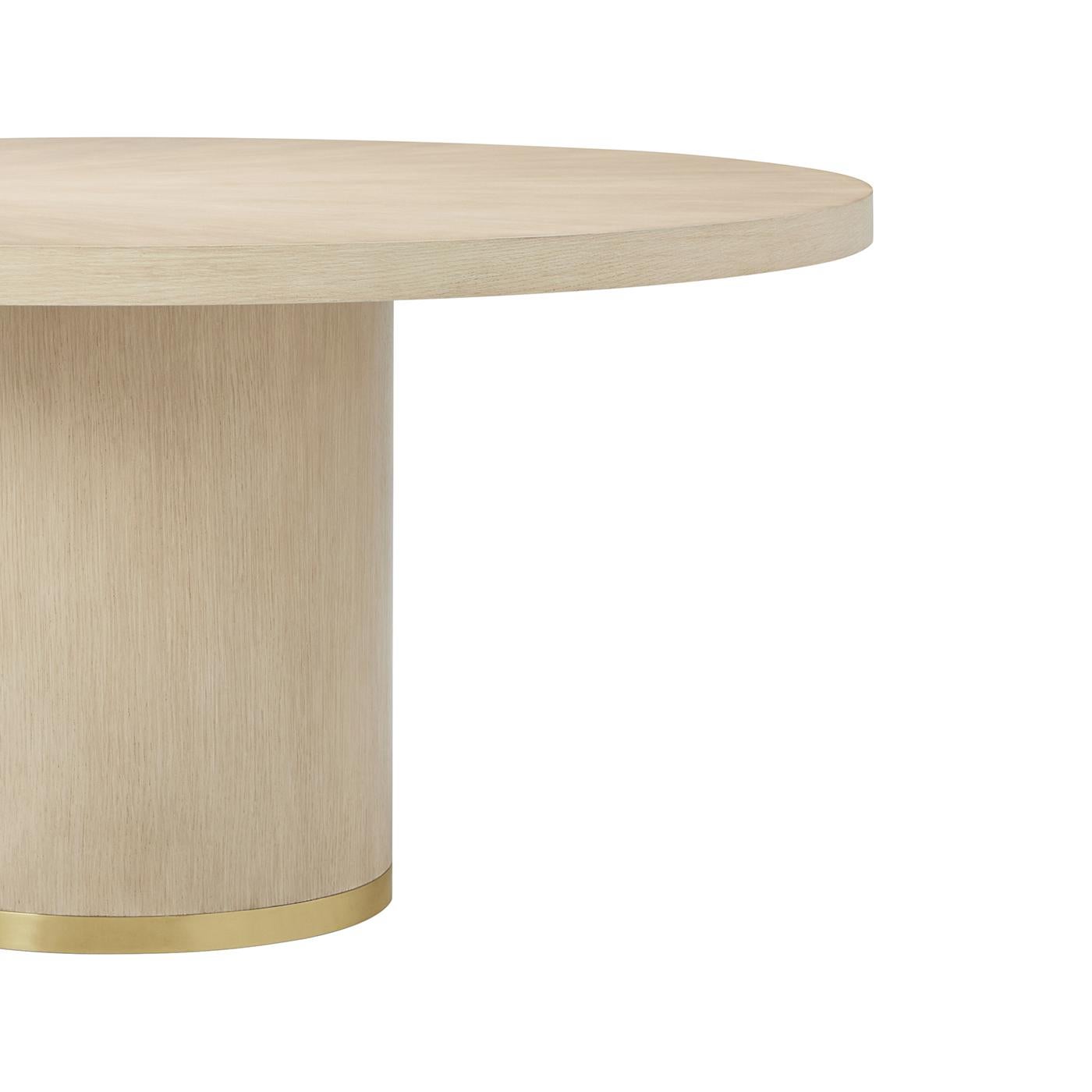 Round Hollywood Regency Dining Table In New Condition For Sale In Westwood, NJ