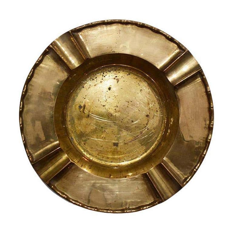 A beautiful faux bamboo brass ashtray. Round in form and created from solid brass, this ashtray or trinket dish features faux bamboo edges and a deep bowl for storing change or collectibles. 

Dimensions:
9.25