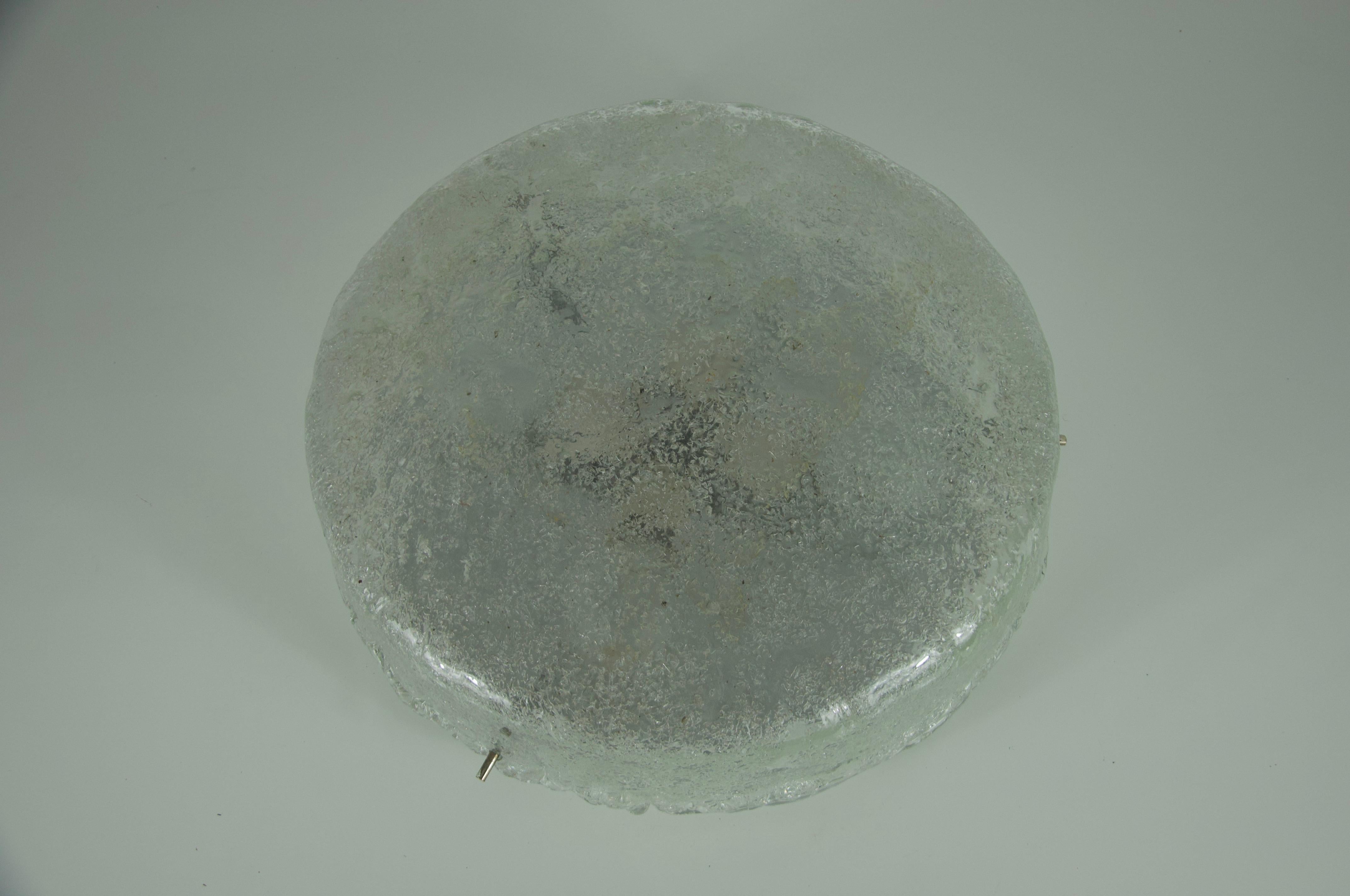 Questa straordinaria montatura da incasso rotonda in vetro di ghiaccio è stata prodotta dal rinomato produttore di illuminazione tedesco Hillebrand negli anni '60. Il pezzo presenta un paralume in vetro ghiaccio spesso e strutturato con una