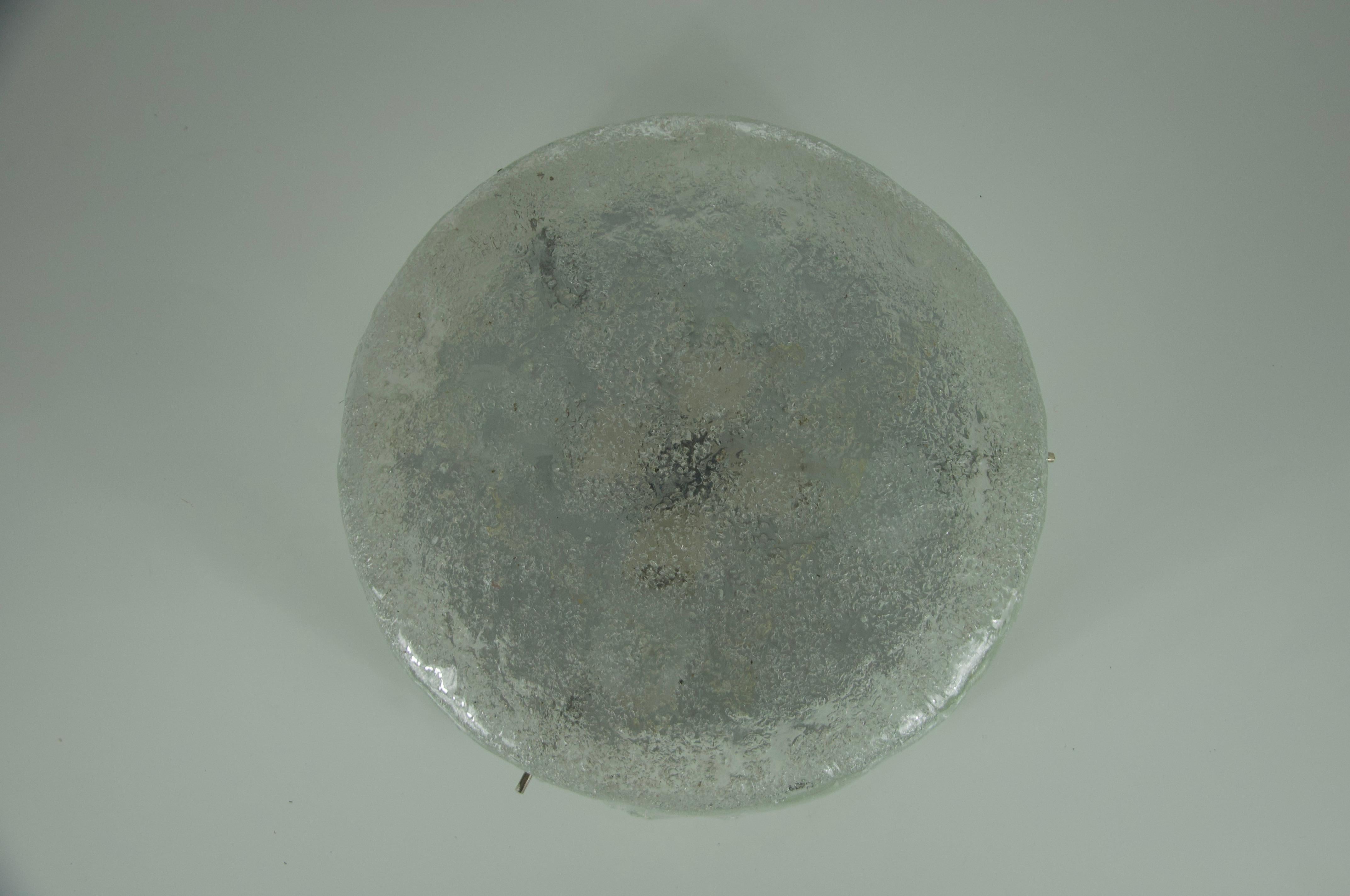 Tedesco Lampada da incasso rotonda in vetro ghiaccio di Hillebrand, Germania, anni '60 in vendita