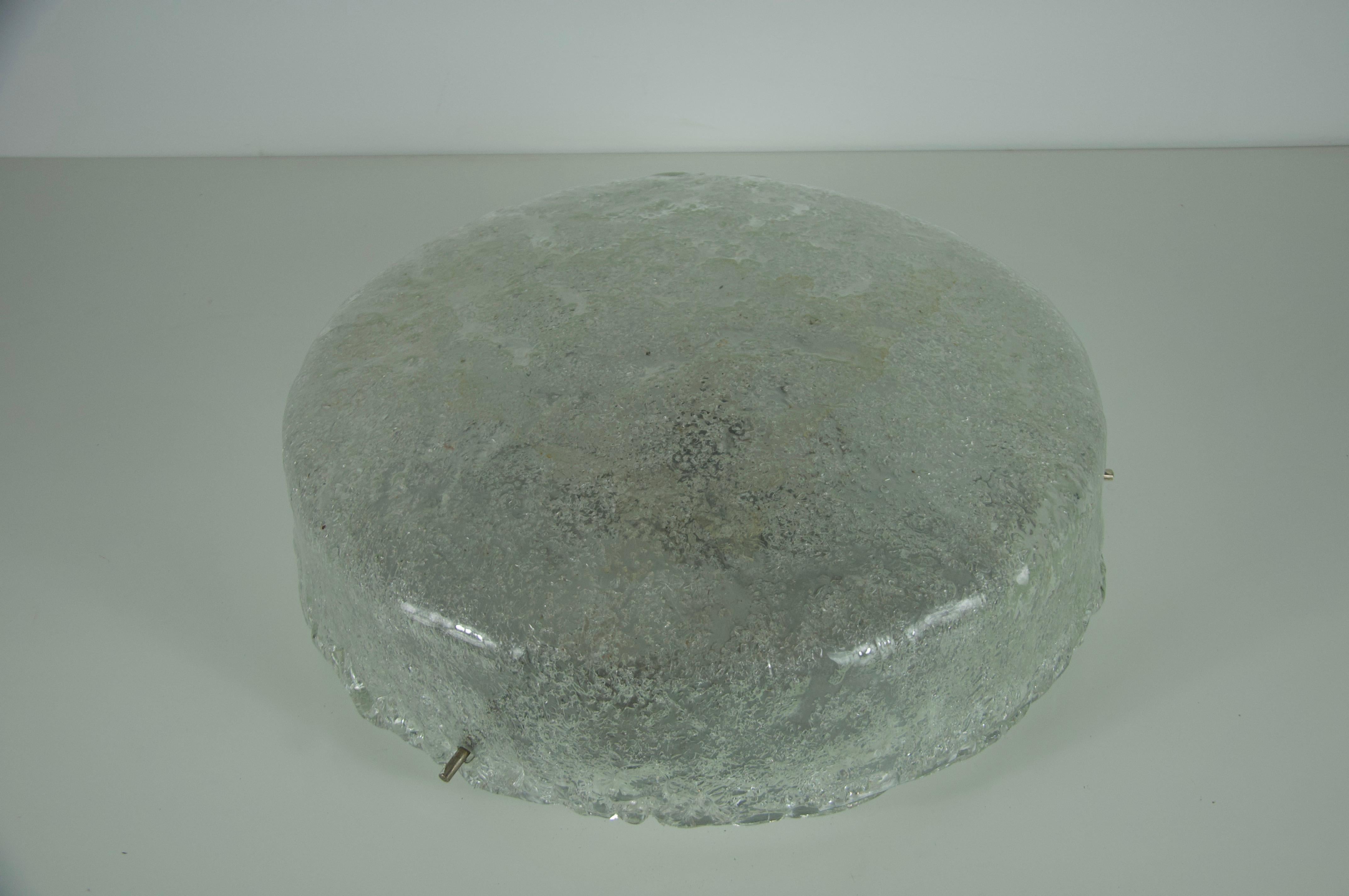 Metà XX secolo Lampada da incasso rotonda in vetro ghiaccio di Hillebrand, Germania, anni '60 in vendita