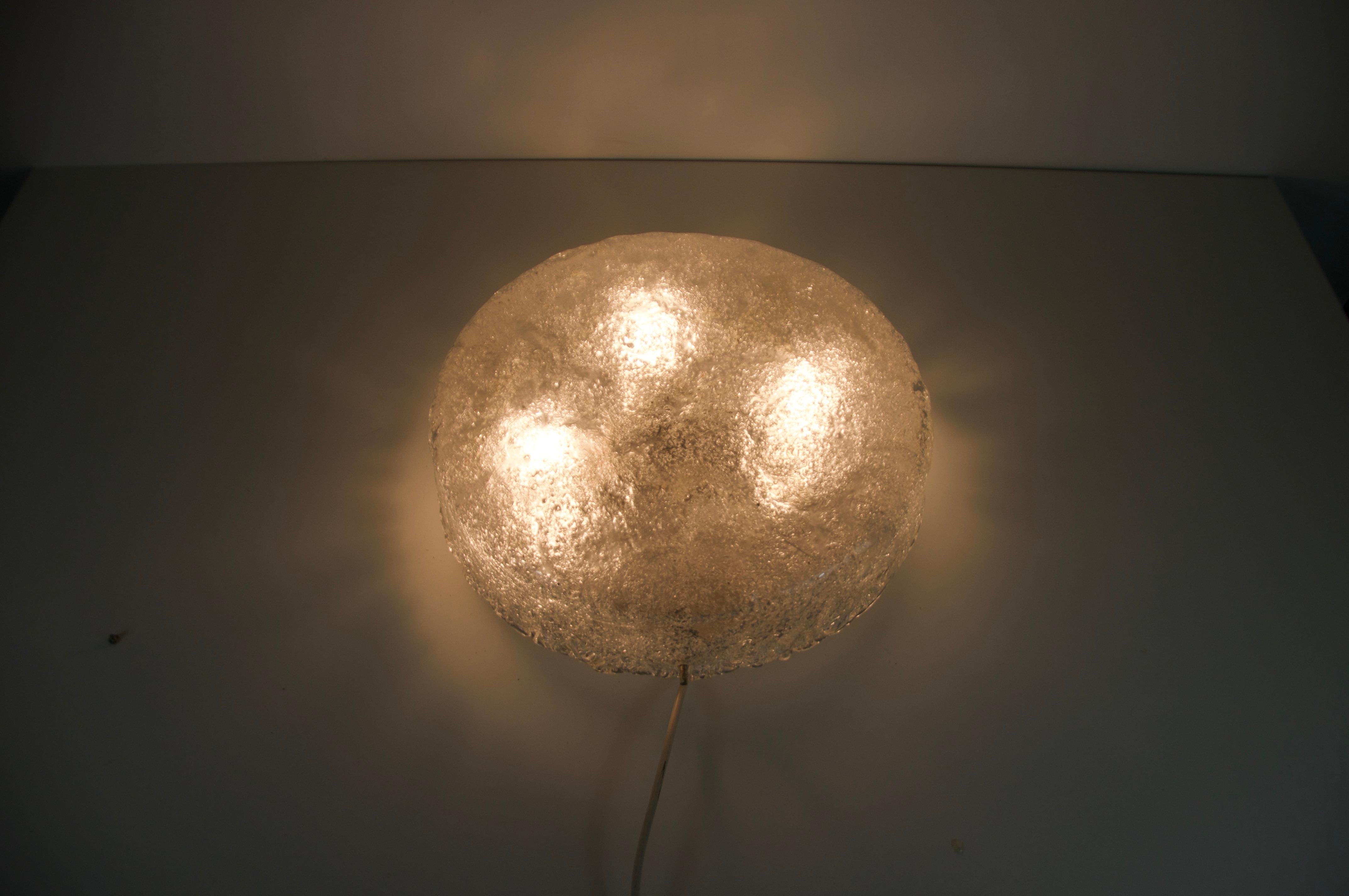 Vetro Lampada da incasso rotonda in vetro ghiaccio di Hillebrand, Germania, anni '60 in vendita