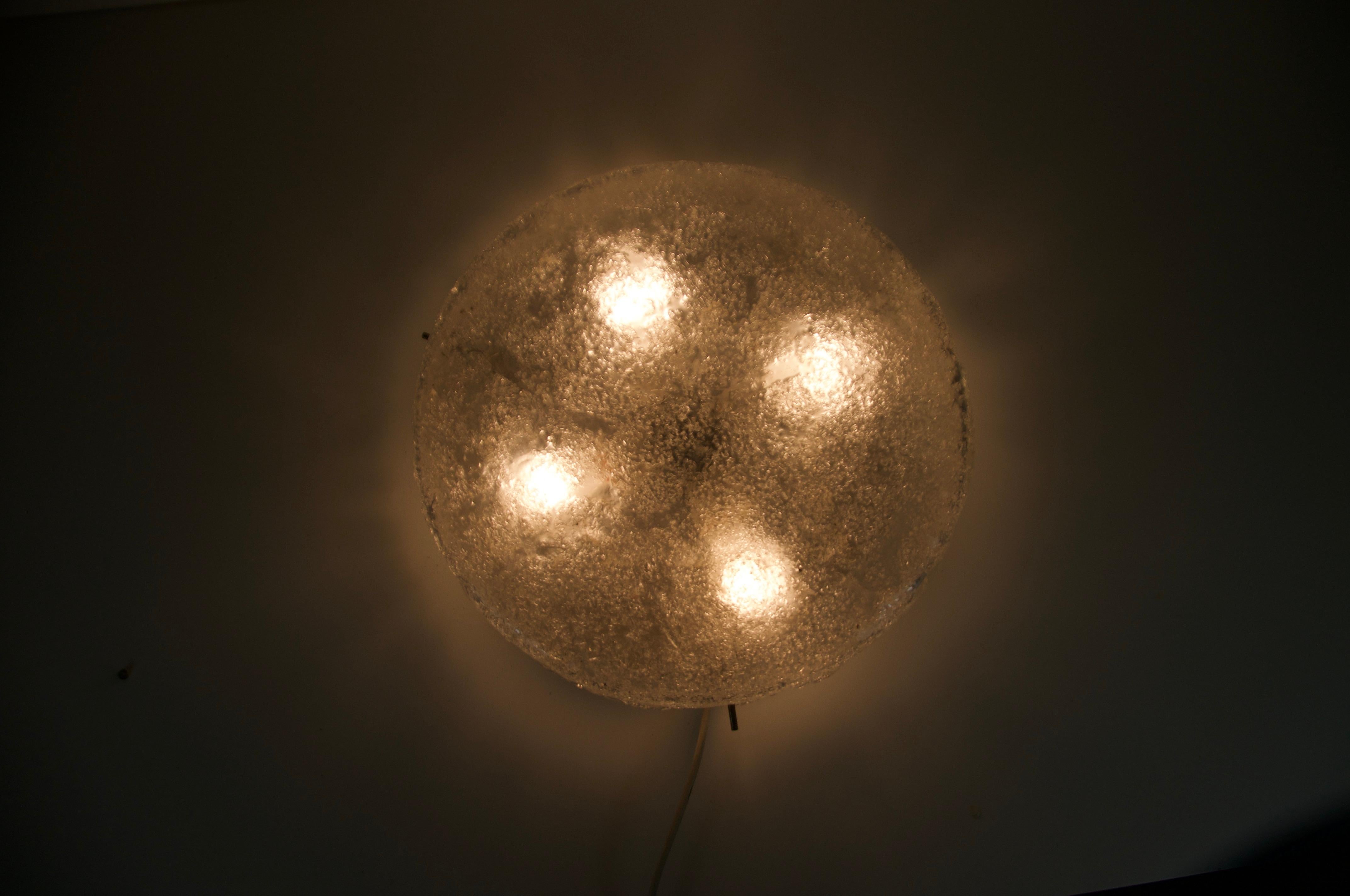 Lampada da incasso rotonda in vetro ghiaccio di Hillebrand, Germania, anni '60 in vendita 1