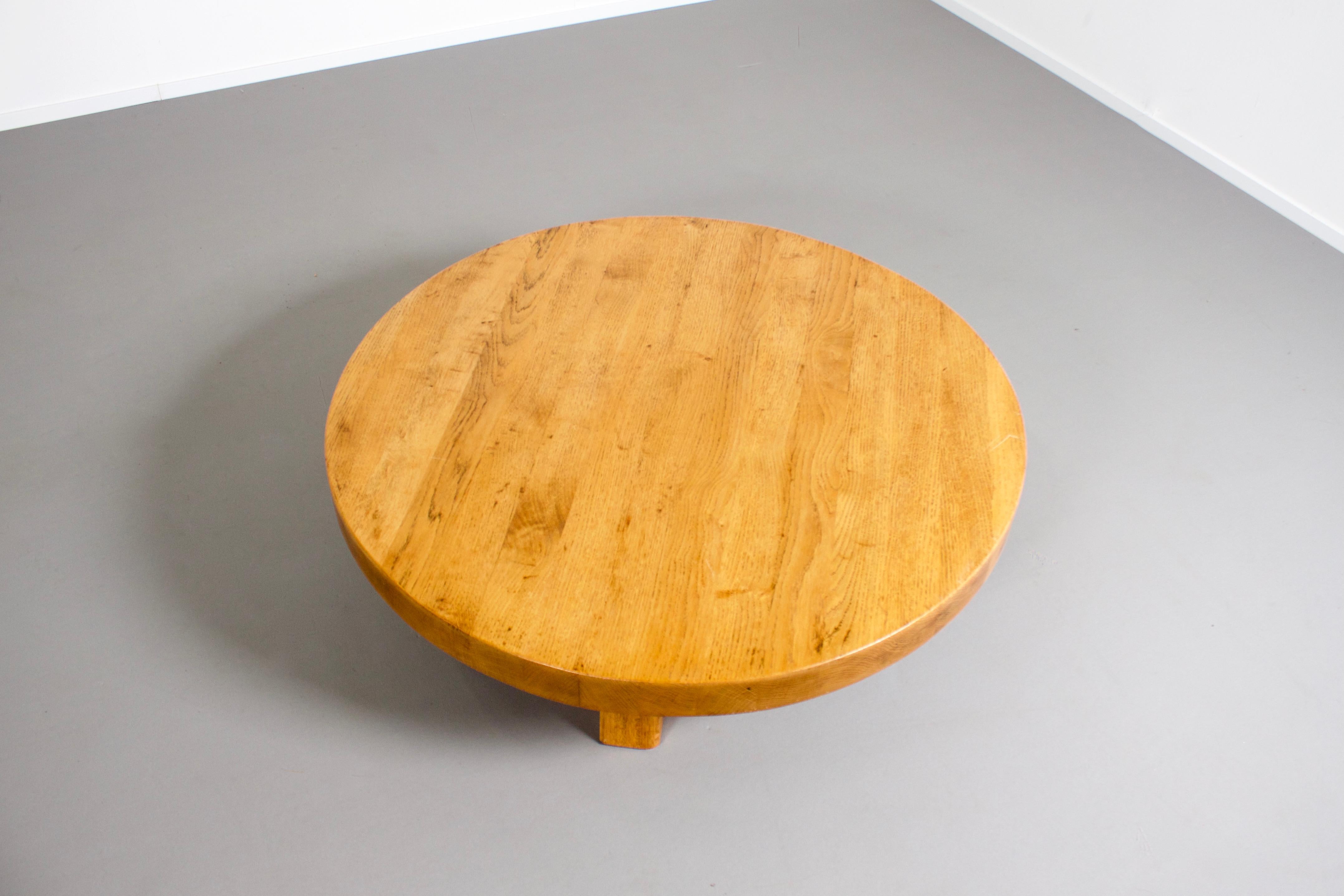 Round Impressive French Artisan Coffee Table in Solid Oak, 1960s In Good Condition In Echt, NL