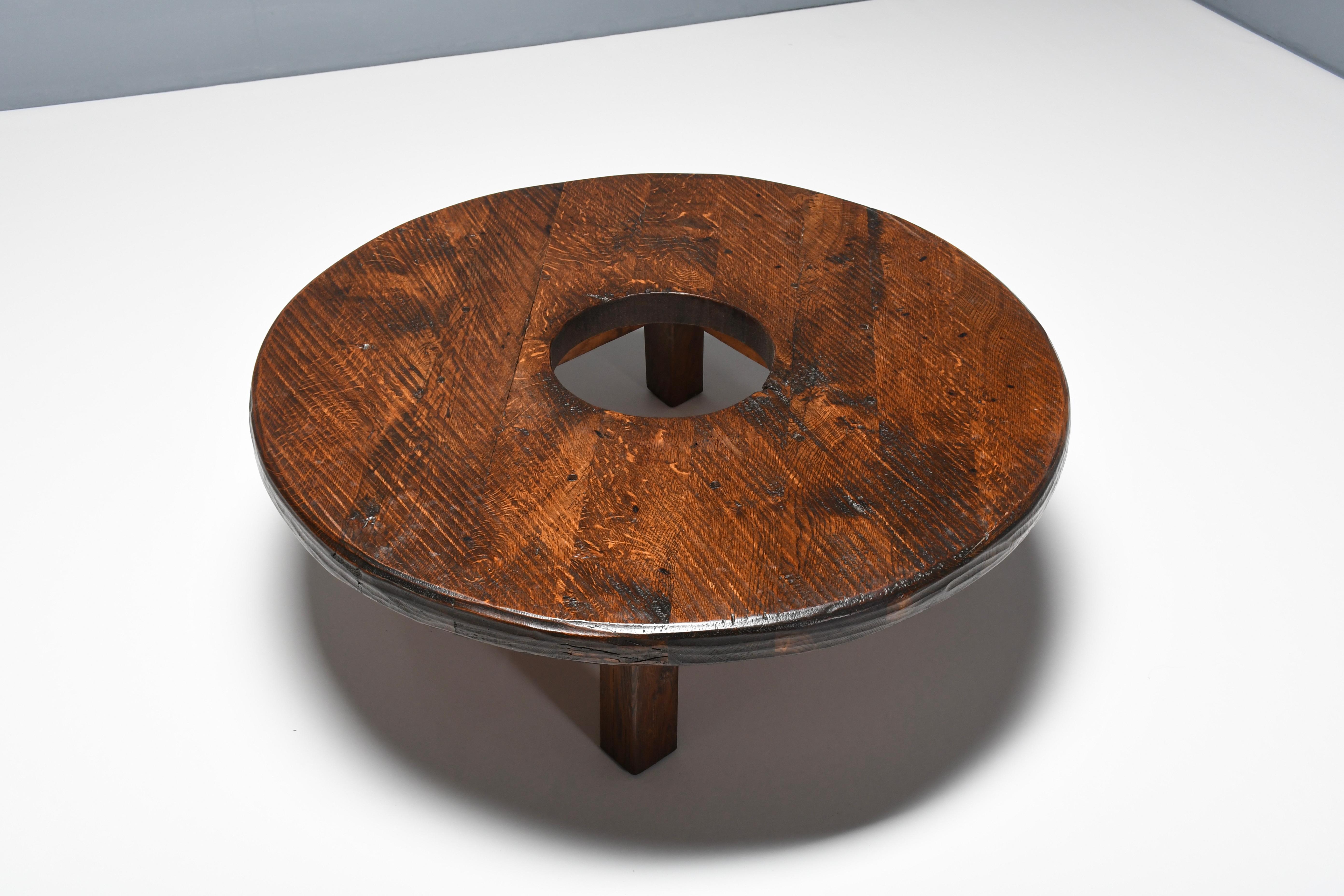 Round Impressive French Artisan Coffee Table in Solid Oak, 1960s In Good Condition In Echt, NL