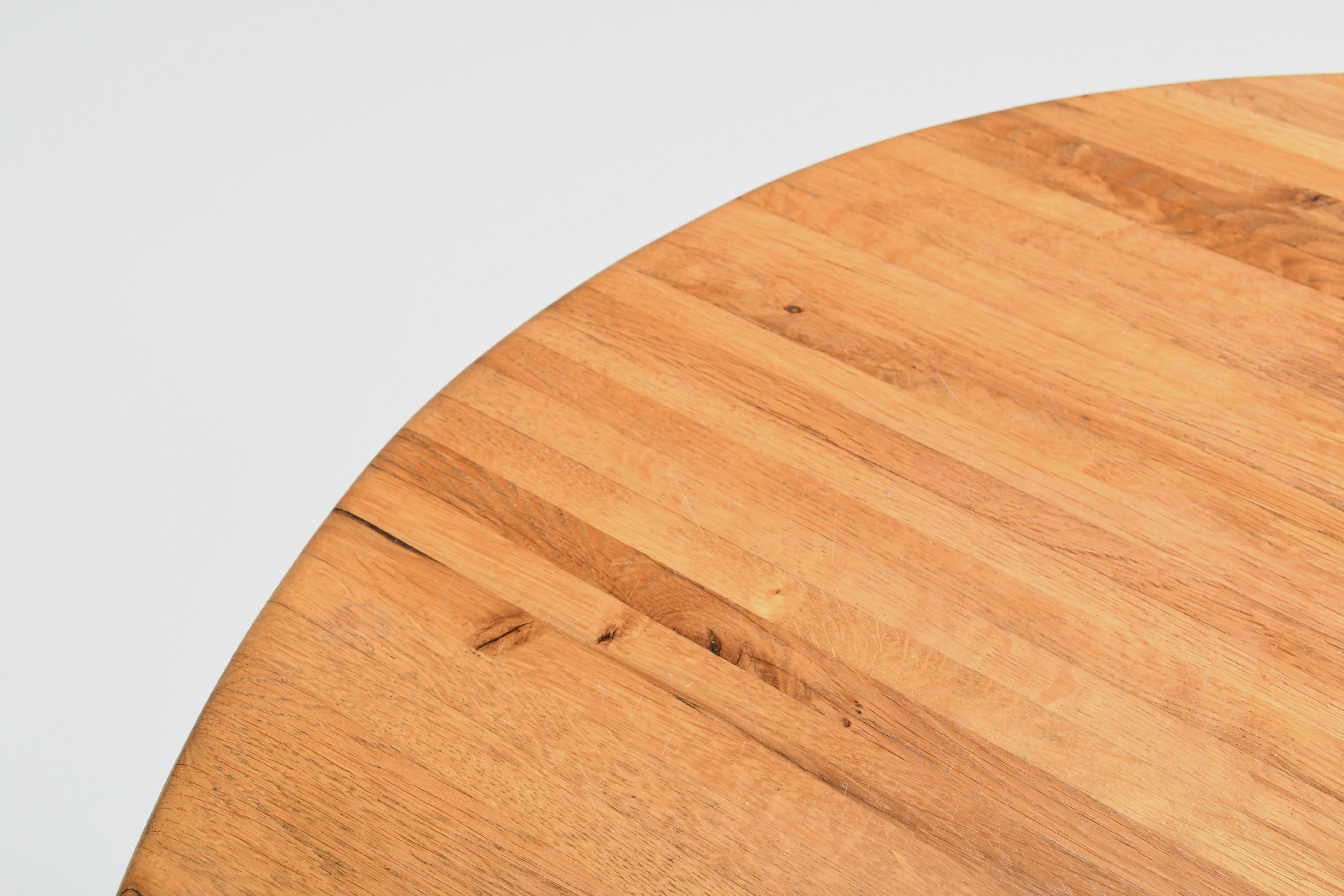 Impressionnante table basse ronde d'artisan français en chêne massif, années 1960 en vente 1