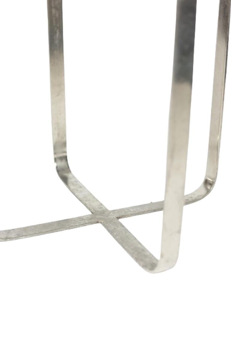 Runder Hocker im Industriestil, aus Metall und Leder. 1970s (Ende des 20. Jahrhunderts)