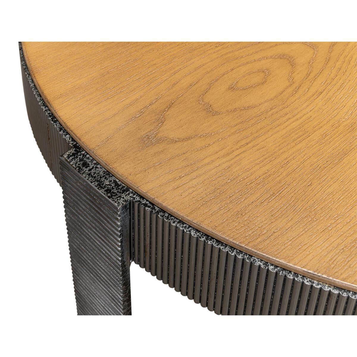 Table d'appoint ronde en noyer industriel et fer. Cette table est dotée d'une base à sangles en métal texturé et d'un plateau en placage de chêne blanc. 

DIMENSIONS
30 in. W x 30 in. D x 28 in. H.
 