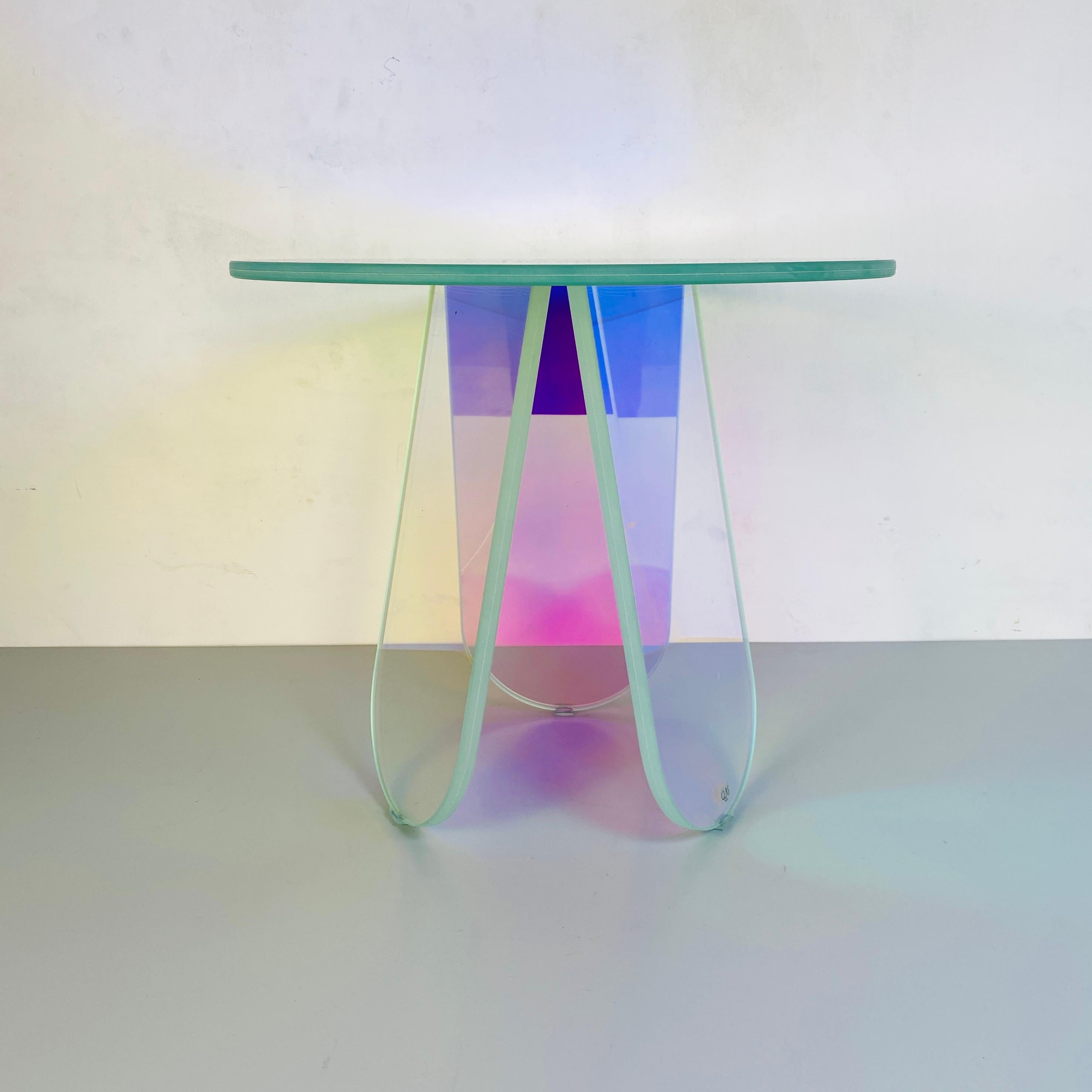 Round iridescent glass coffee table by Patricia Urquiola for Glas Italia, 2015
Round coffee table in laminated and glued iridescent glass with multi-chromatic finish.
Designed by Patricia Urquiola for the Shimmer collection for Glas Italia,