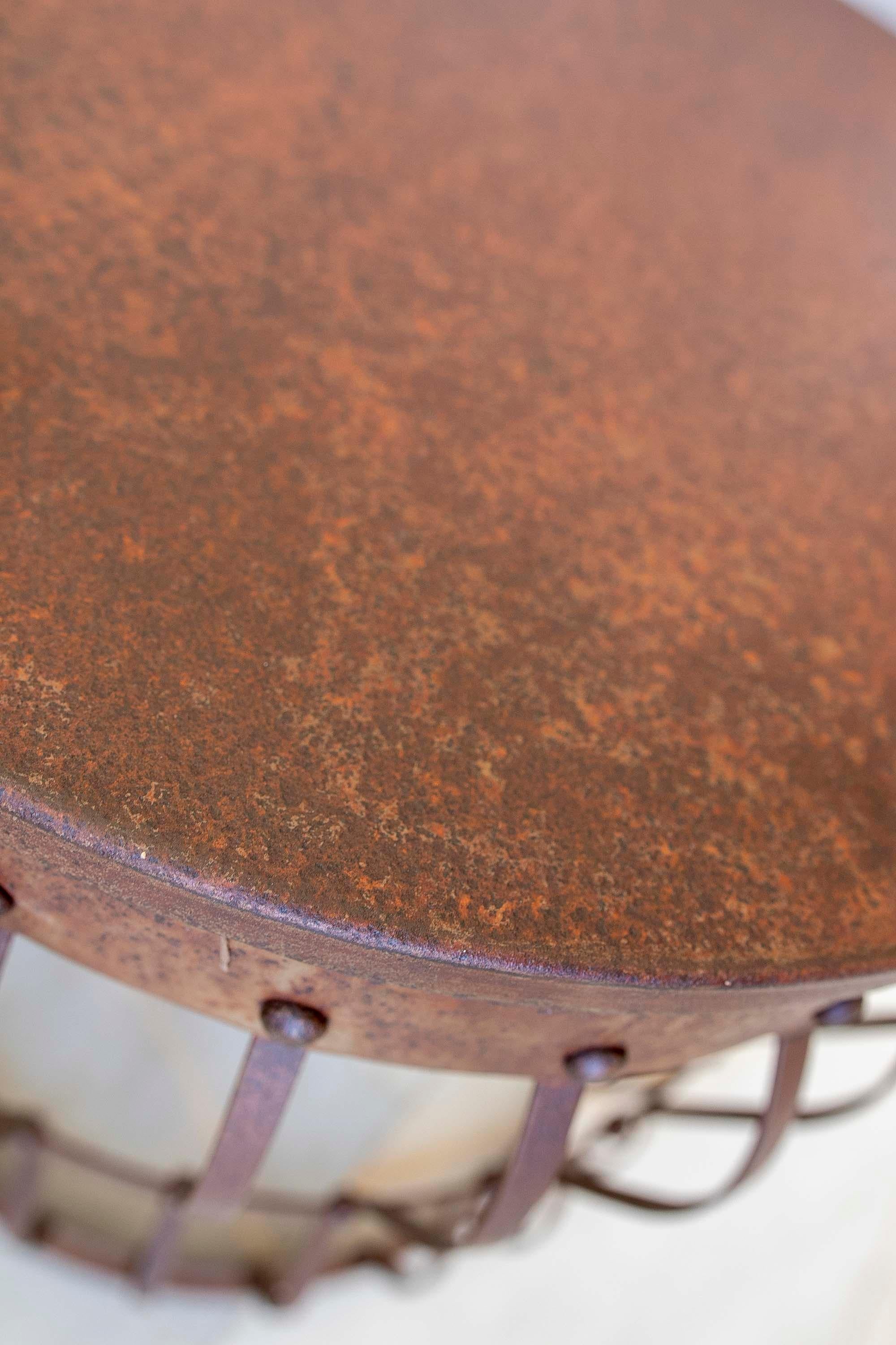 Tabouret rond en fer en vente 8