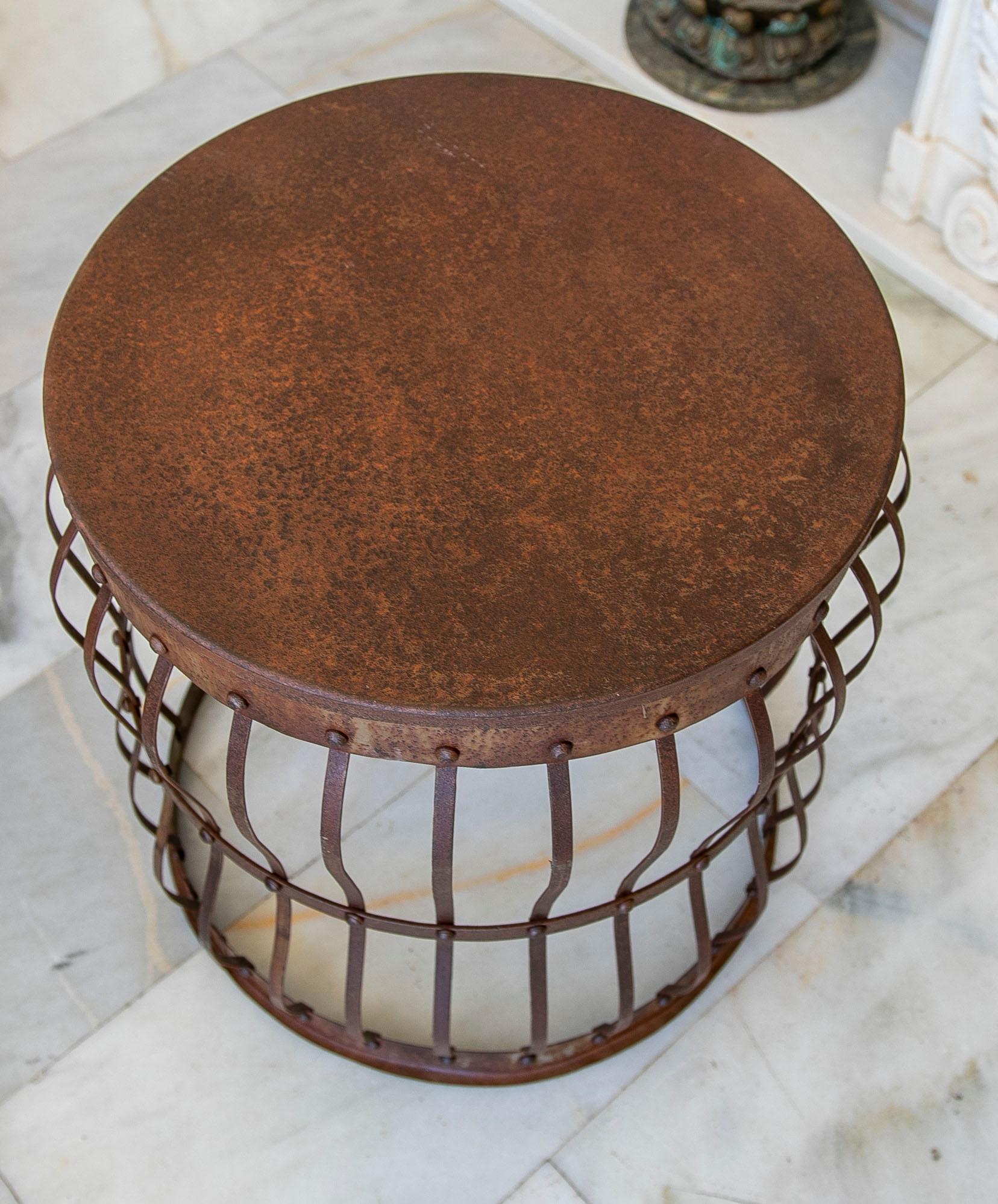 Round Iron Stool  In Good Condition For Sale In Marbella, ES