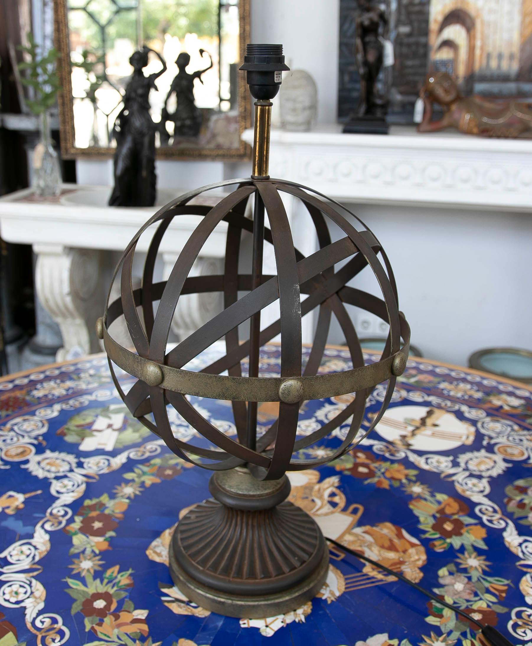 French Round Iron Table Lamp with Circular Base For Sale