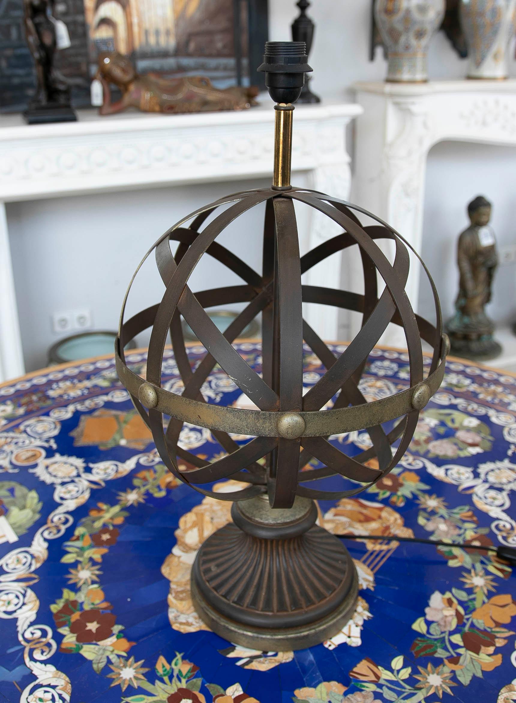 Round Iron Table Lamp with Circular Base In Good Condition For Sale In Marbella, ES